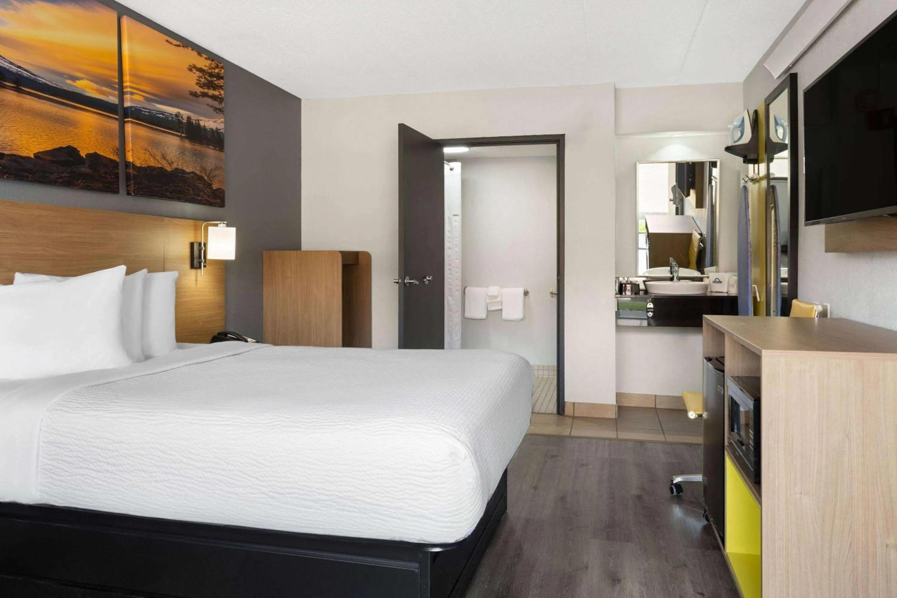 Photo of the whole room, Bed in Days Inn by Wyndham Columbus Worthington