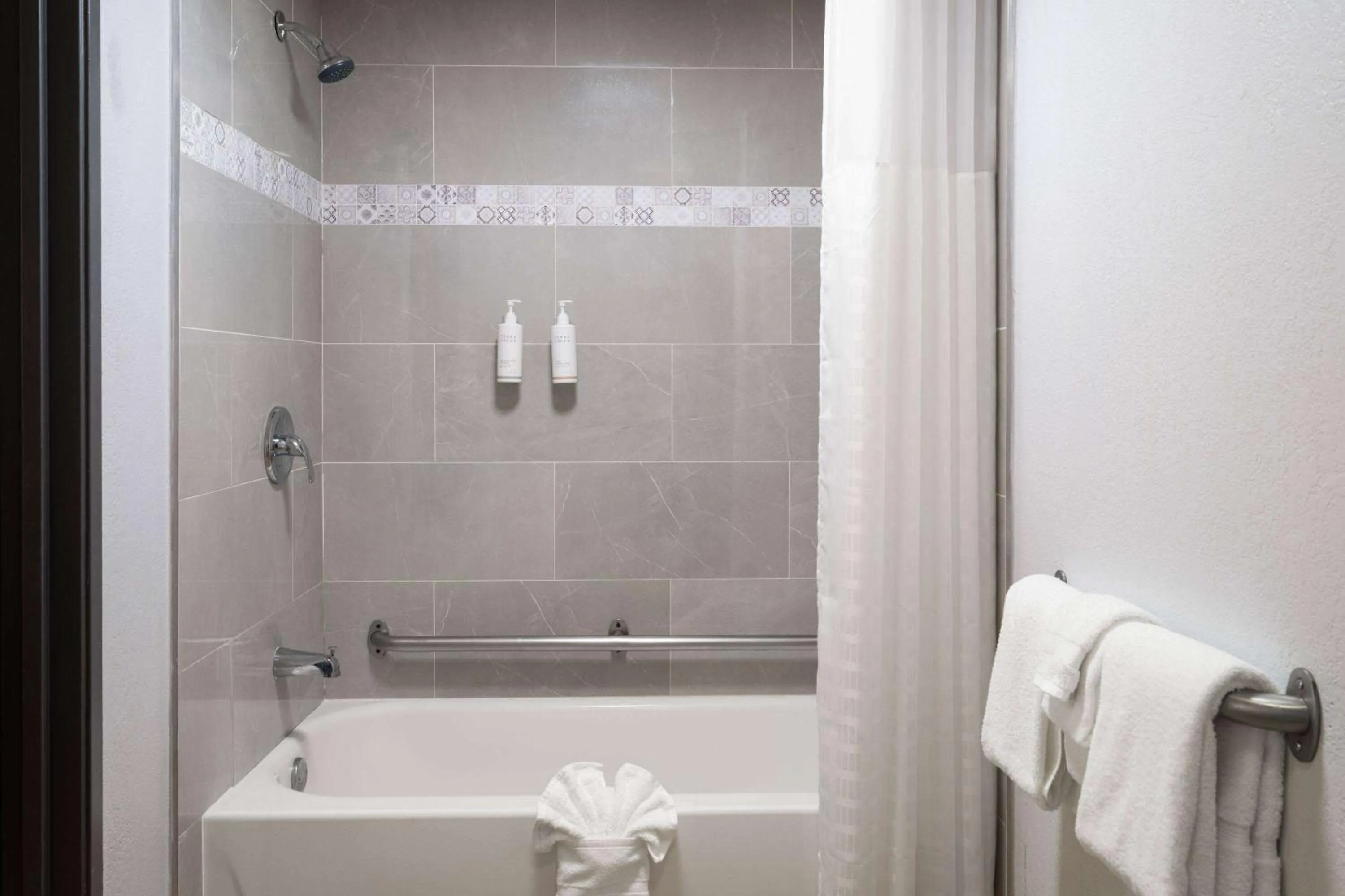 Bathroom in Days Inn by Wyndham Columbus Worthington