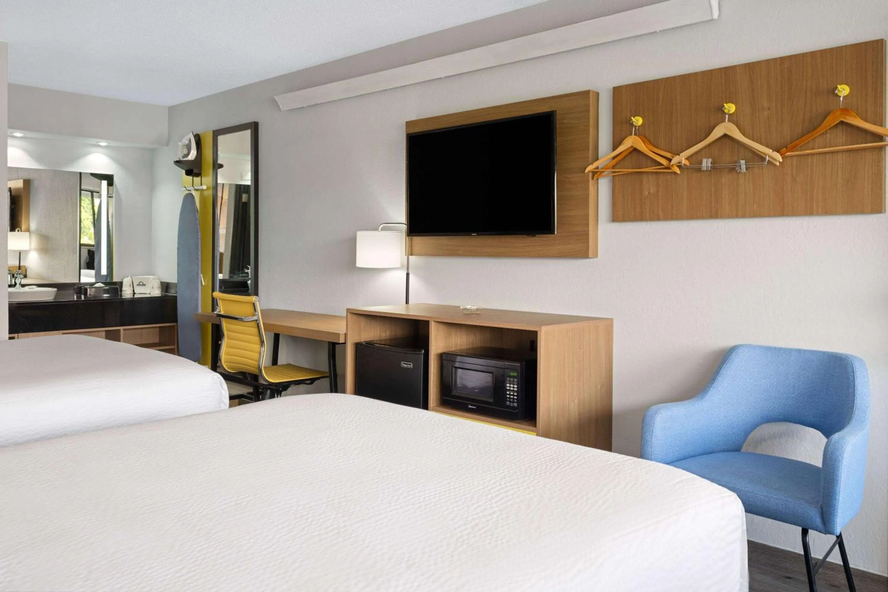 Photo of the whole room, Bed in Days Inn by Wyndham Columbus Worthington