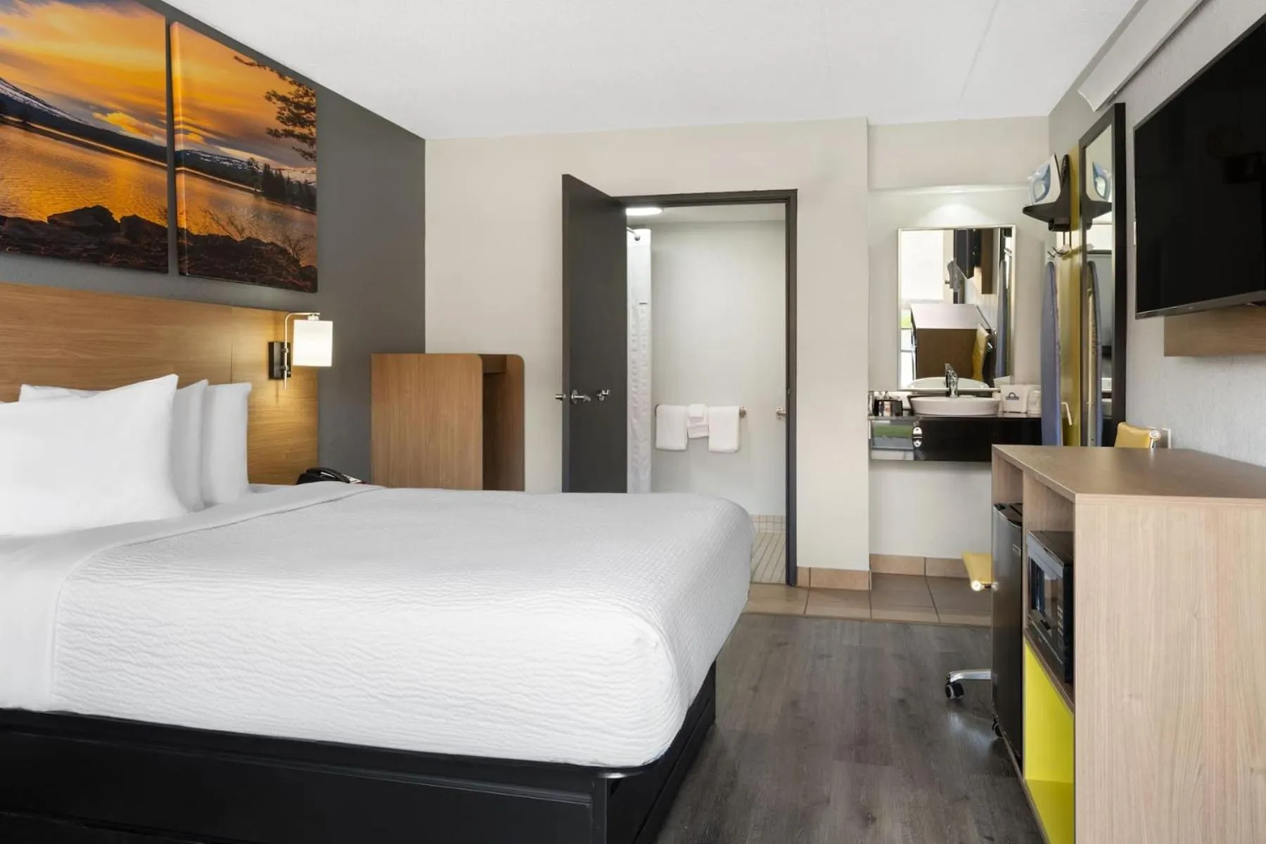 Bed in Days Inn by Wyndham Columbus Worthington