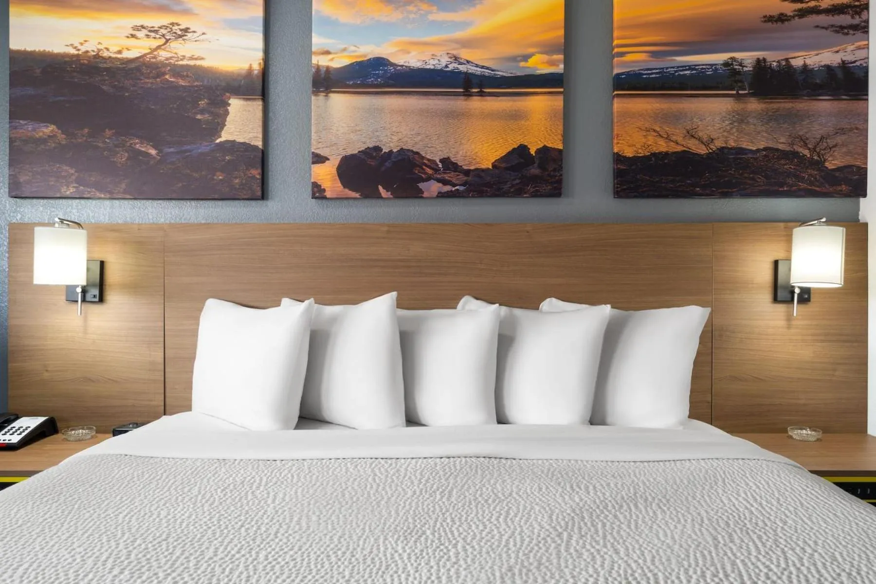 Bed in Days Inn by Wyndham Columbus Worthington