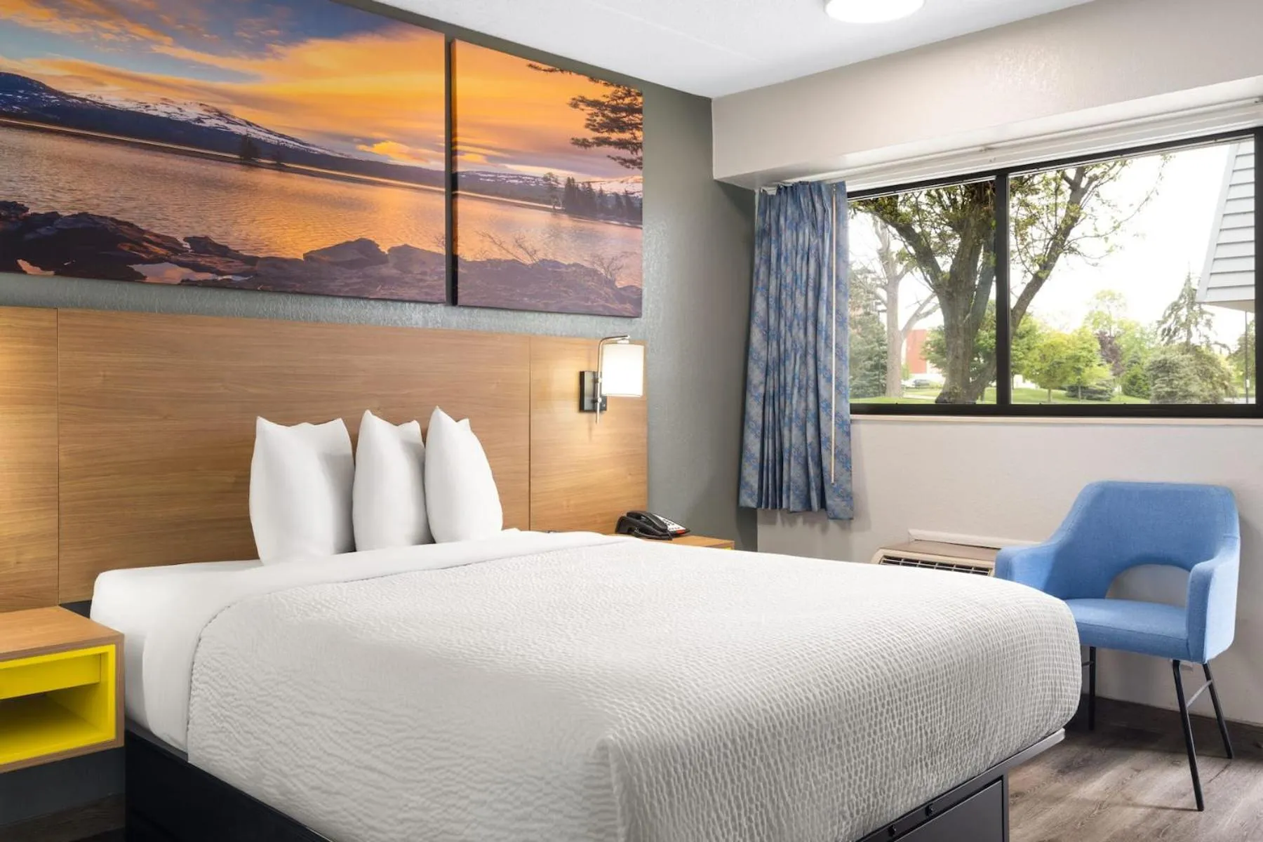 Bed in Days Inn by Wyndham Columbus Worthington