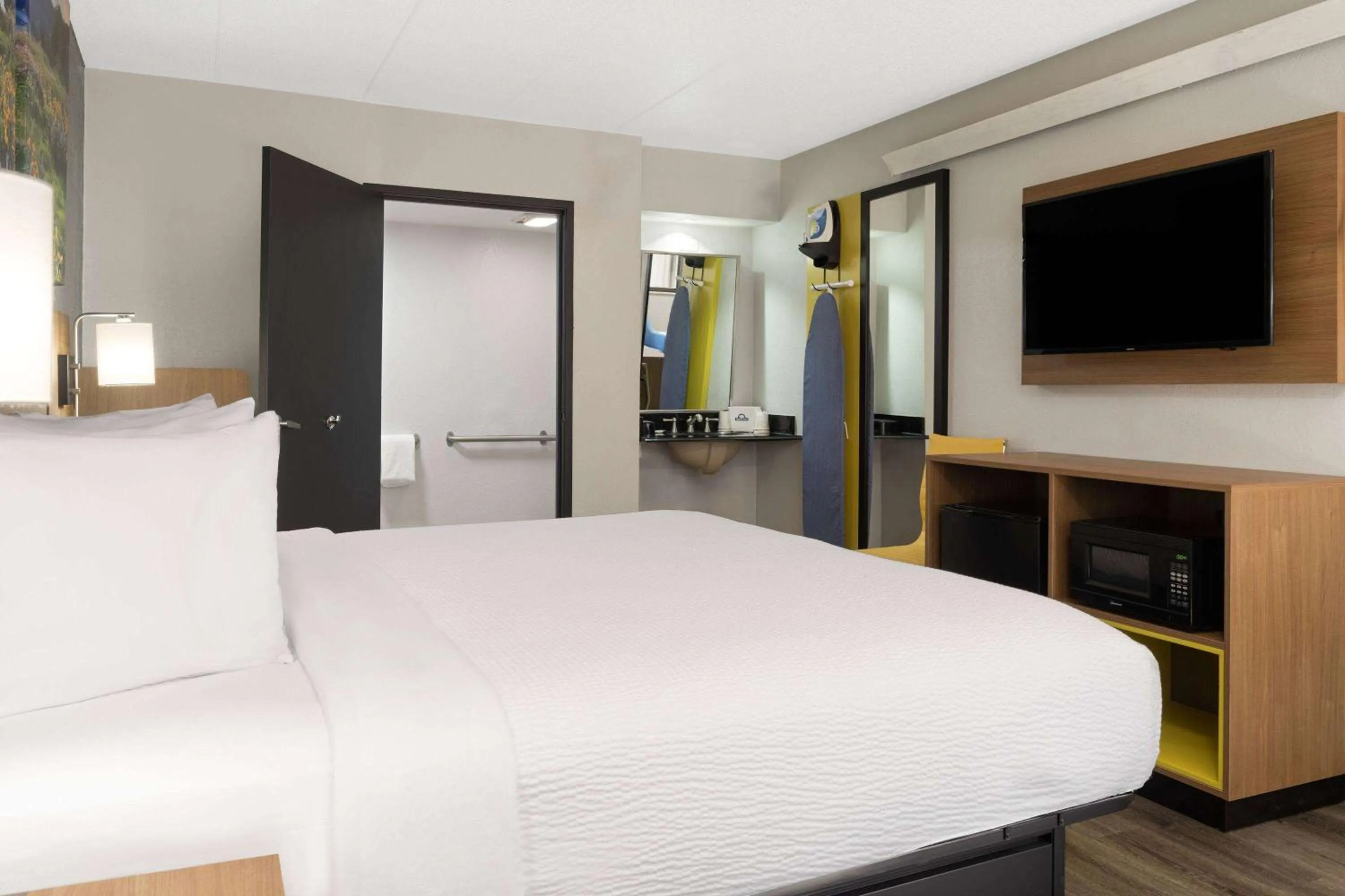 Photo of the whole room, Bed in Days Inn by Wyndham Columbus Worthington