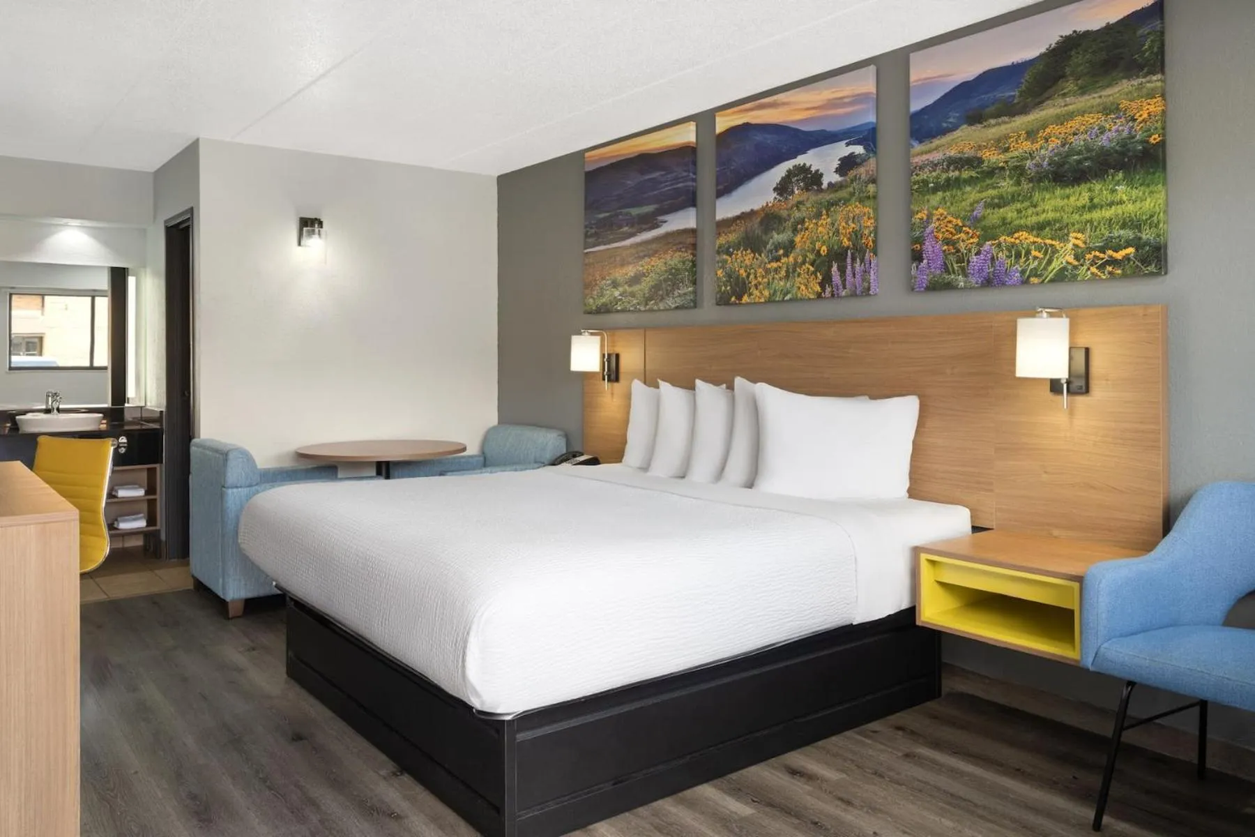 Seating area, Bed in Days Inn by Wyndham Columbus Worthington