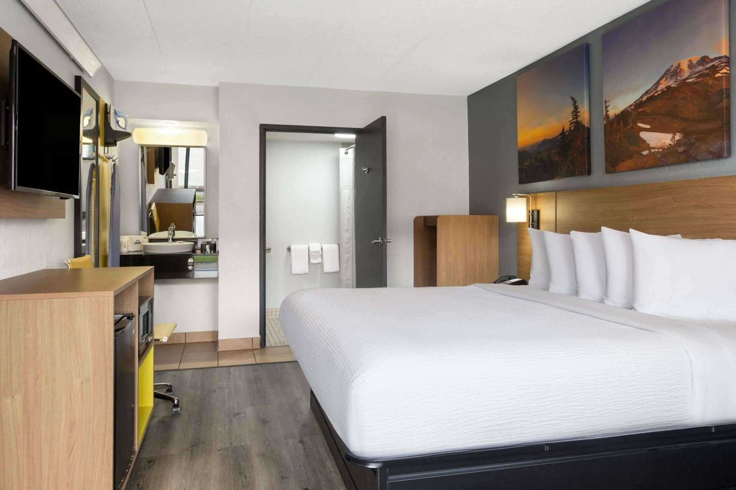 Photo of the whole room, Bed in Days Inn by Wyndham Columbus Worthington