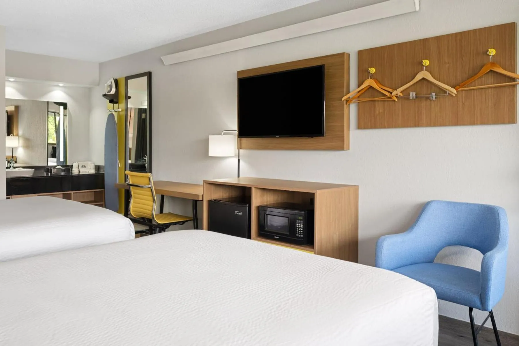 Bedroom, Bed in Days Inn by Wyndham Columbus Worthington