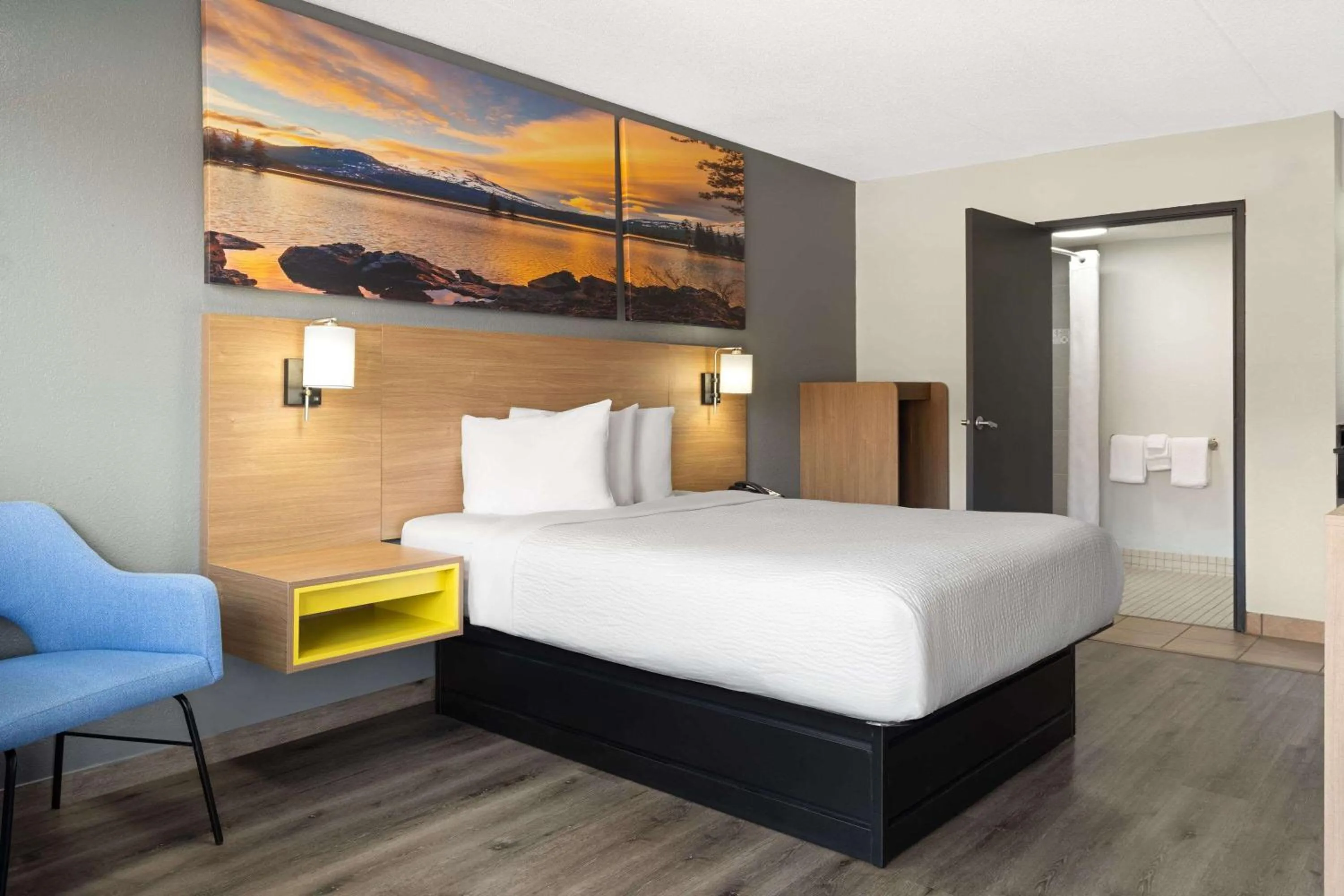 Photo of the whole room, Bed in Days Inn by Wyndham Columbus Worthington