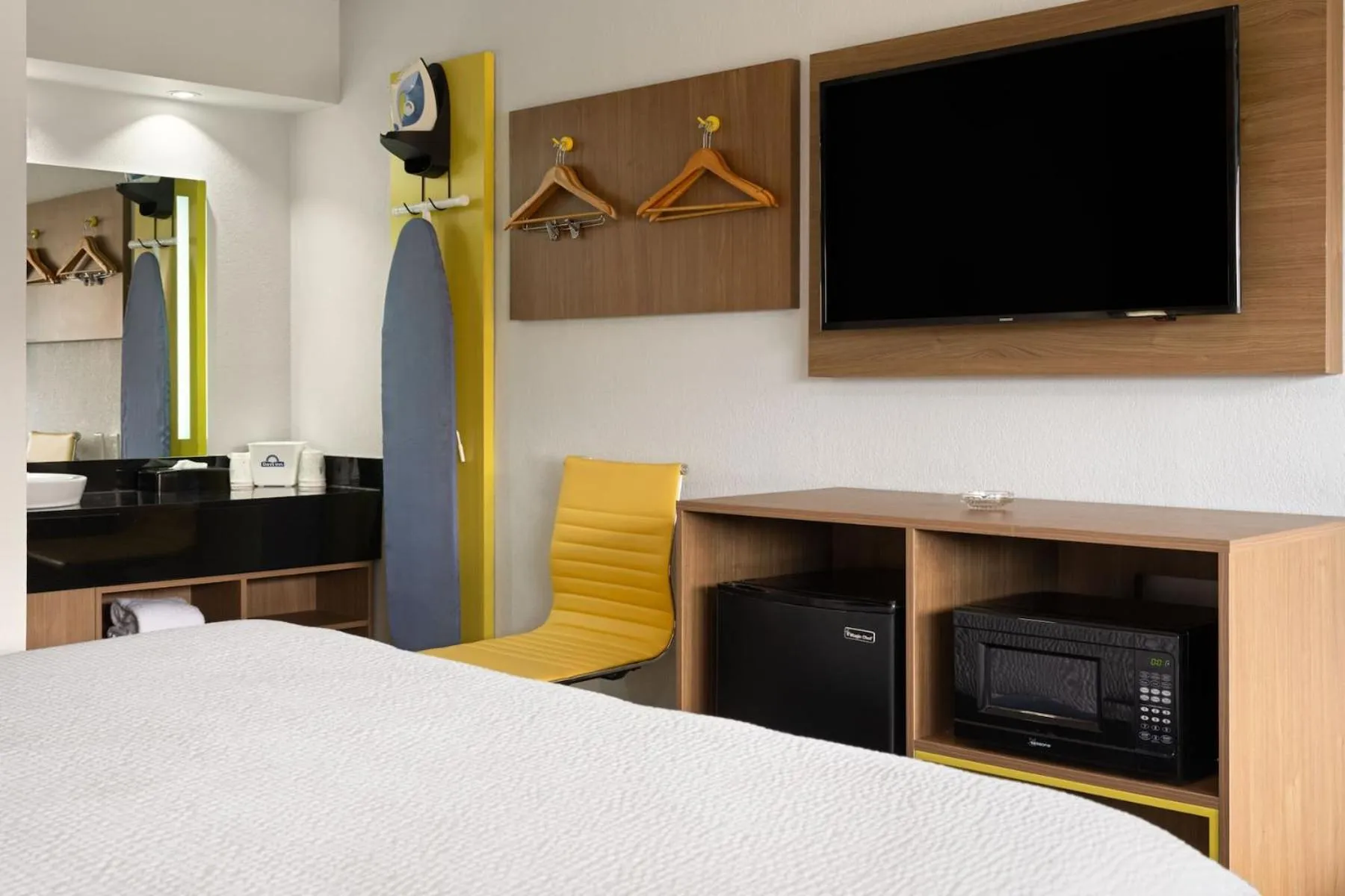 TV and multimedia, Bed in Days Inn by Wyndham Columbus Worthington