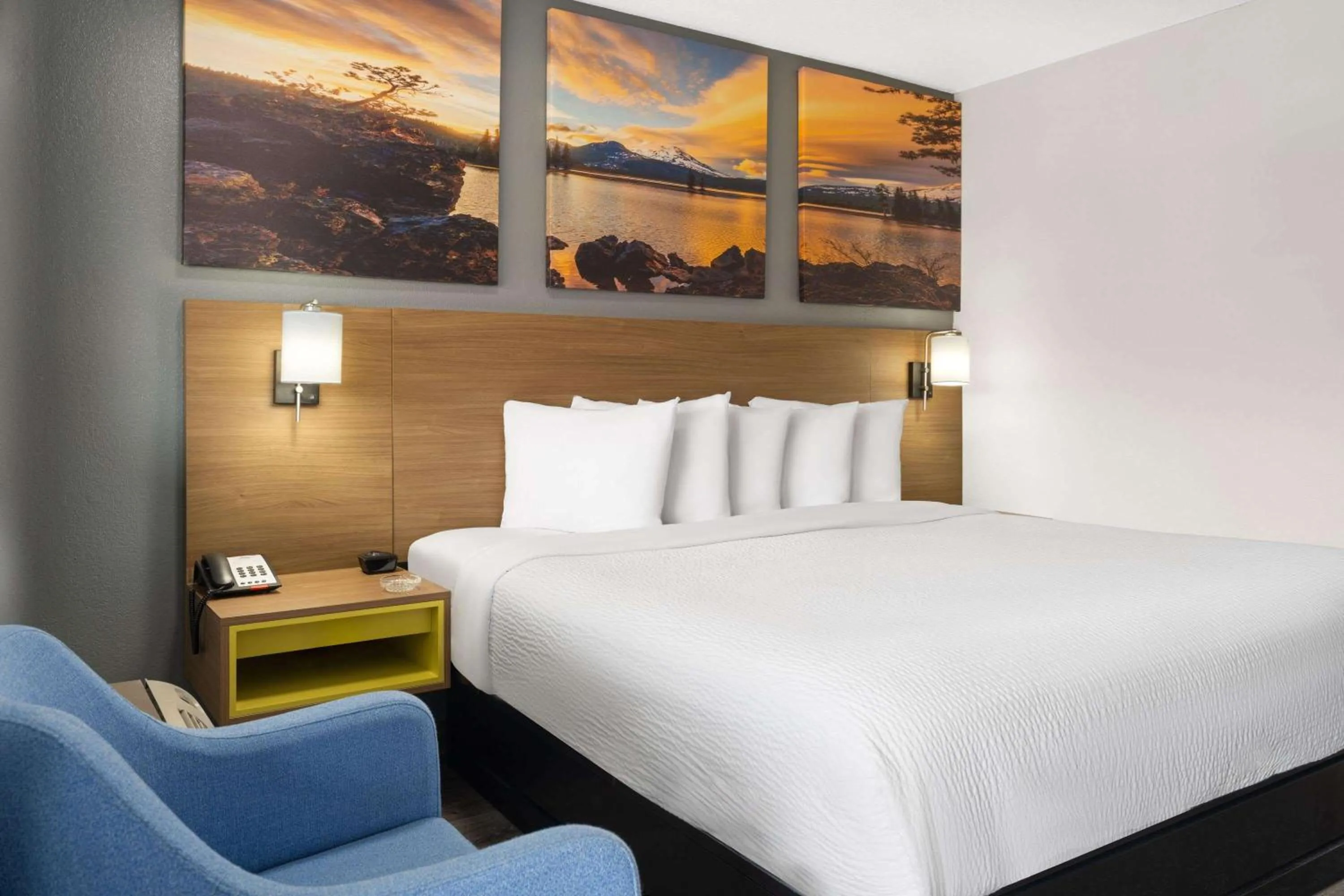 Photo of the whole room, Bed in Days Inn by Wyndham Columbus Worthington