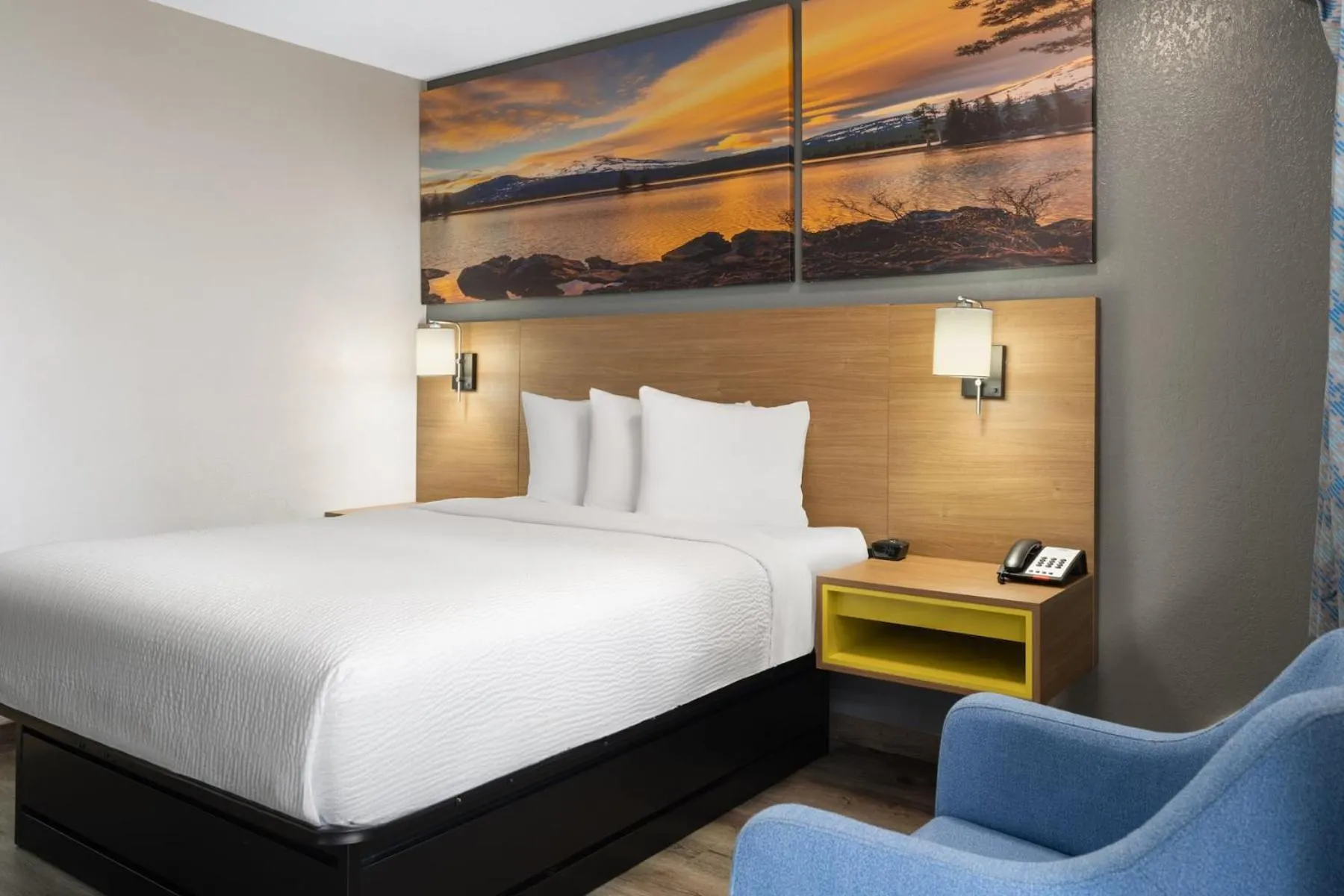 Bedroom, Bed in Days Inn by Wyndham Columbus Worthington