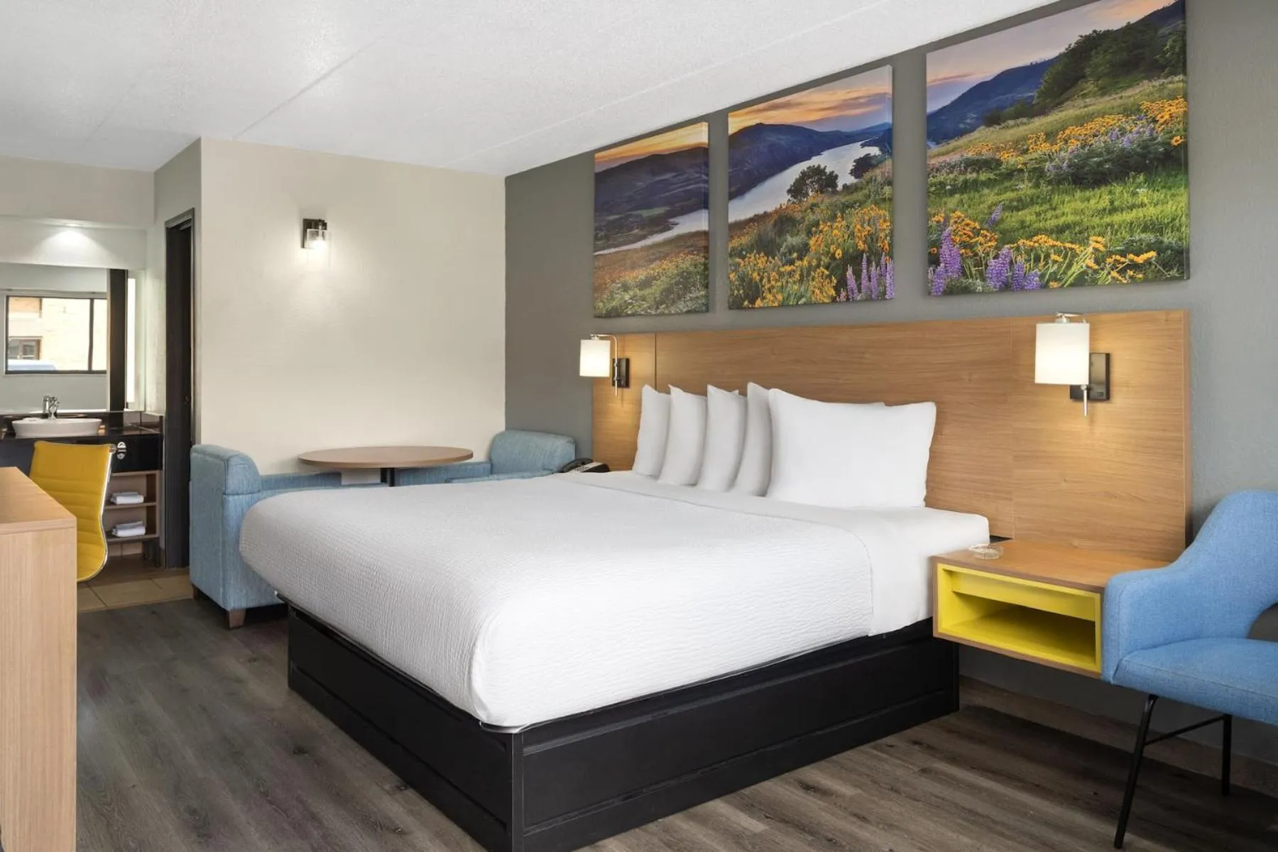 Bedroom, Bed in Days Inn by Wyndham Columbus Worthington