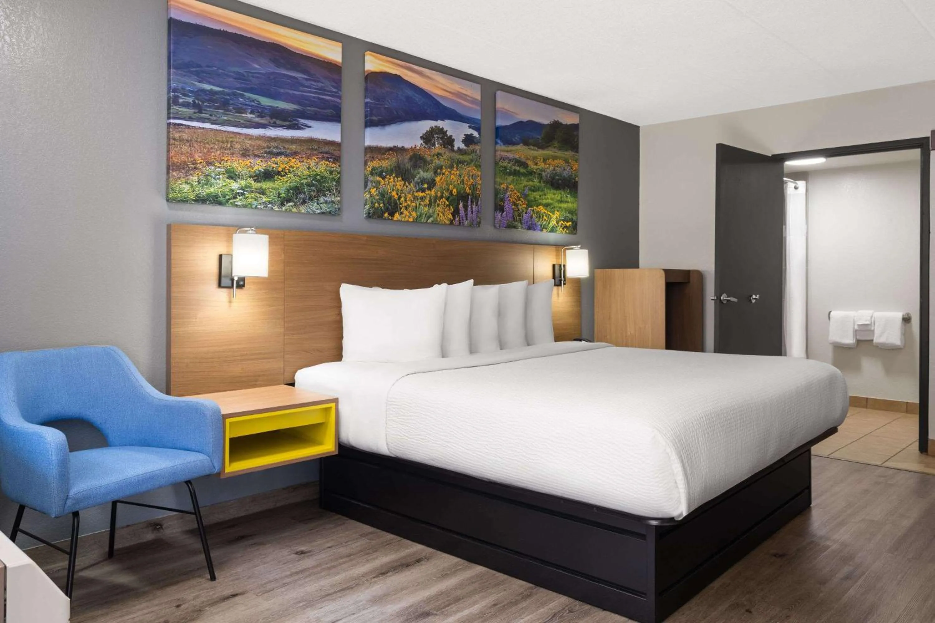 Photo of the whole room, Bed in Days Inn by Wyndham Columbus Worthington