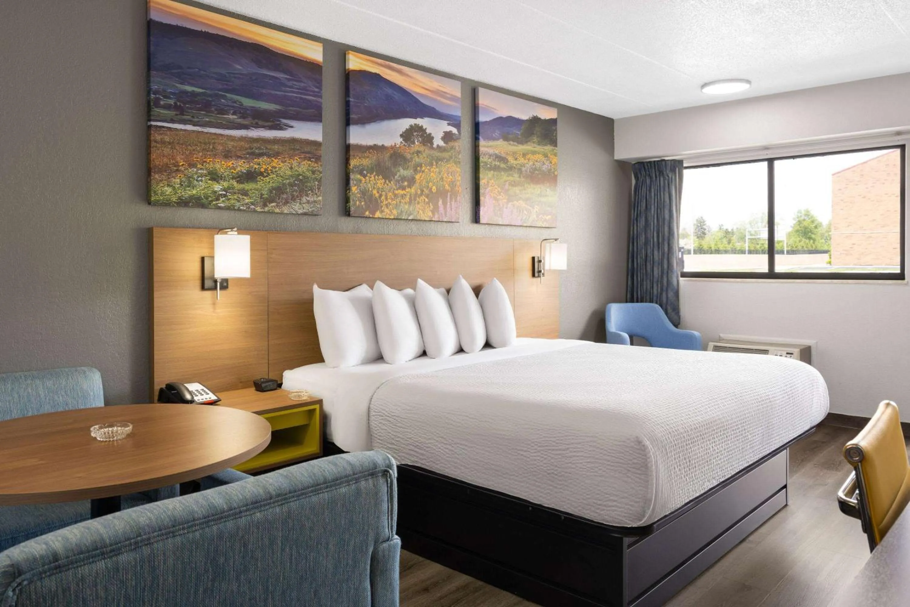 Photo of the whole room, Bed in Days Inn by Wyndham Columbus Worthington