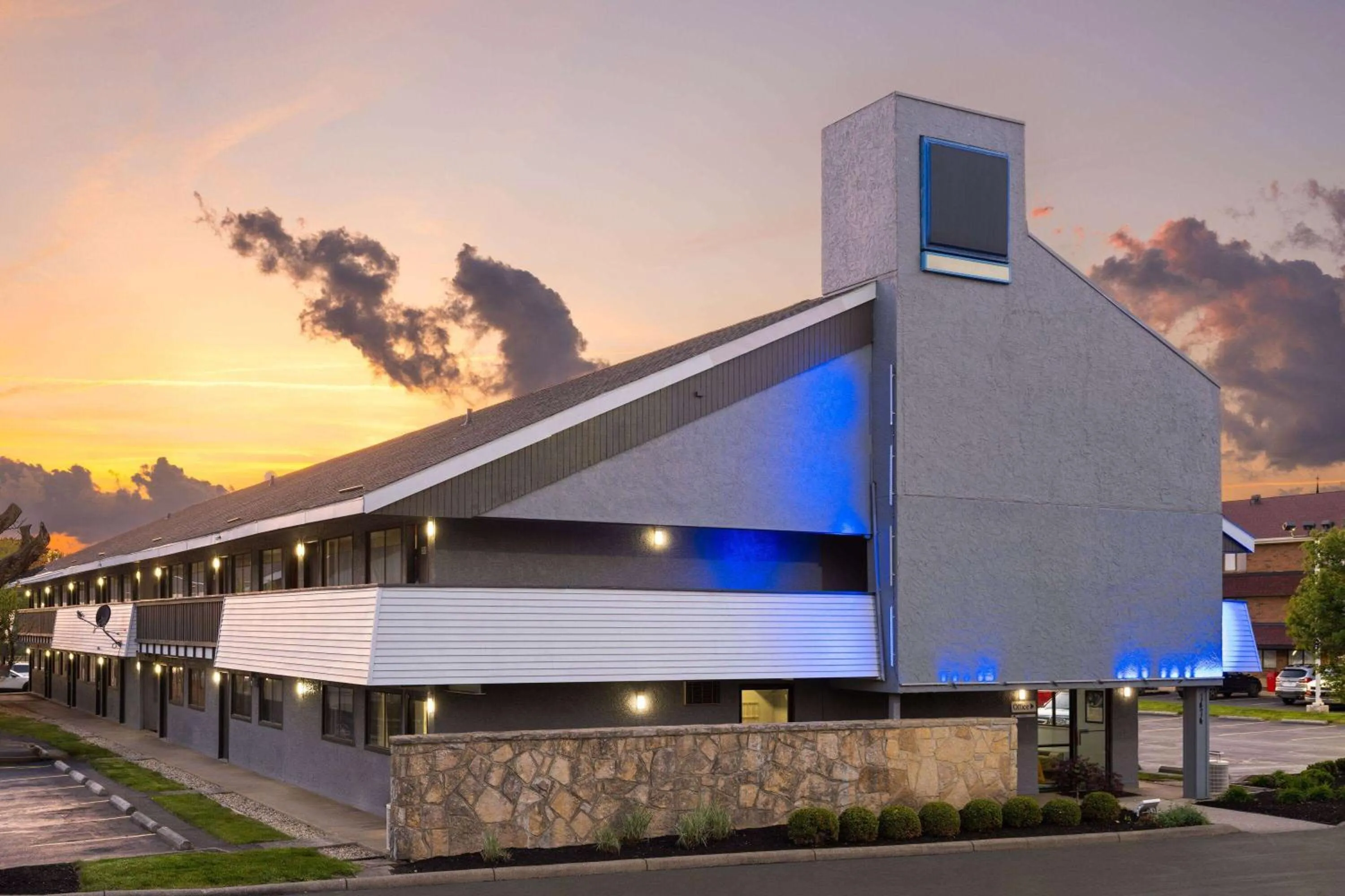 Property building in Days Inn by Wyndham Columbus Worthington