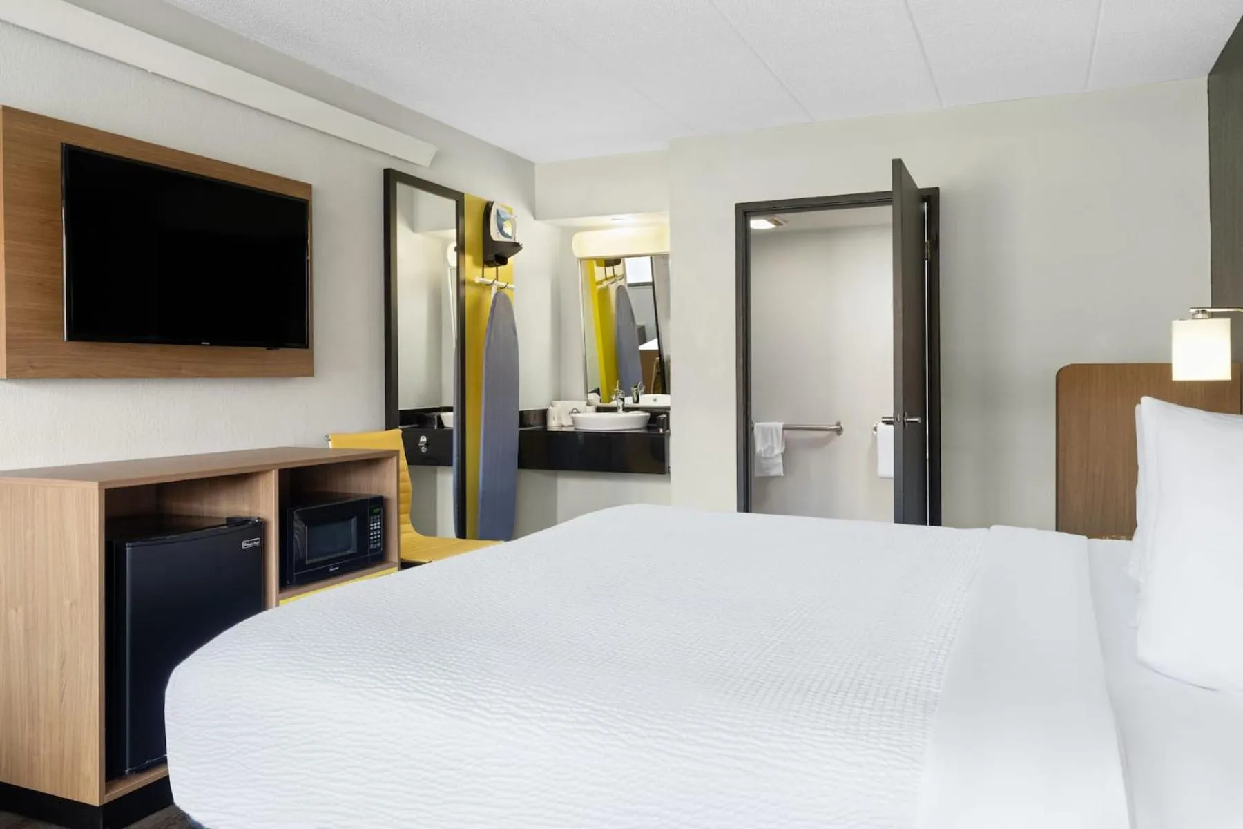 Bedroom, Bed in Days Inn by Wyndham Columbus Worthington