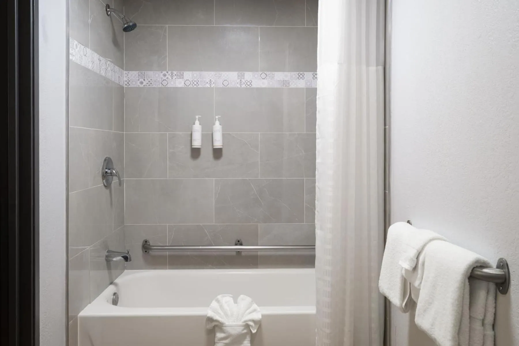 Bathroom in Days Inn by Wyndham Columbus Worthington