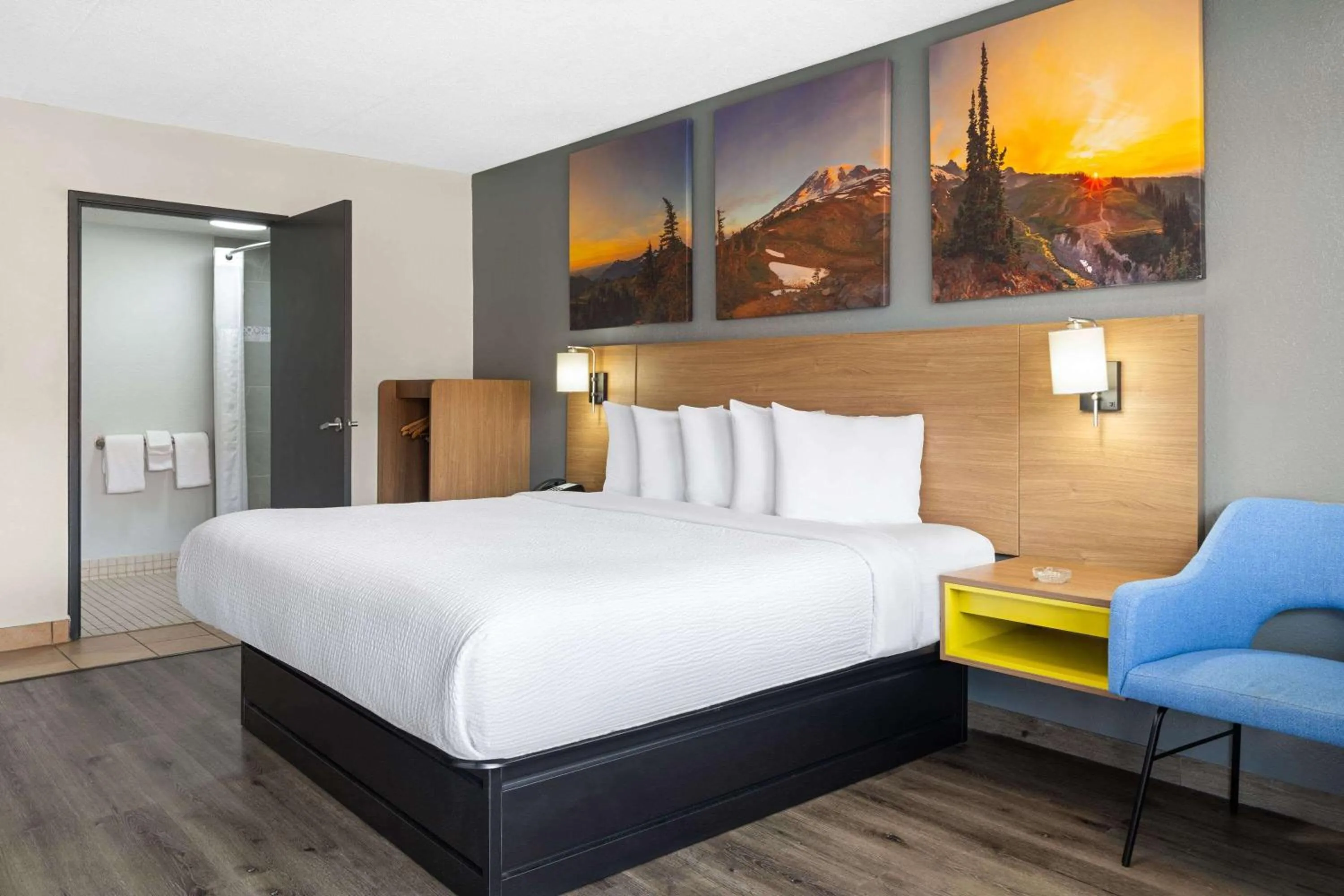 Photo of the whole room, Bed in Days Inn by Wyndham Columbus Worthington