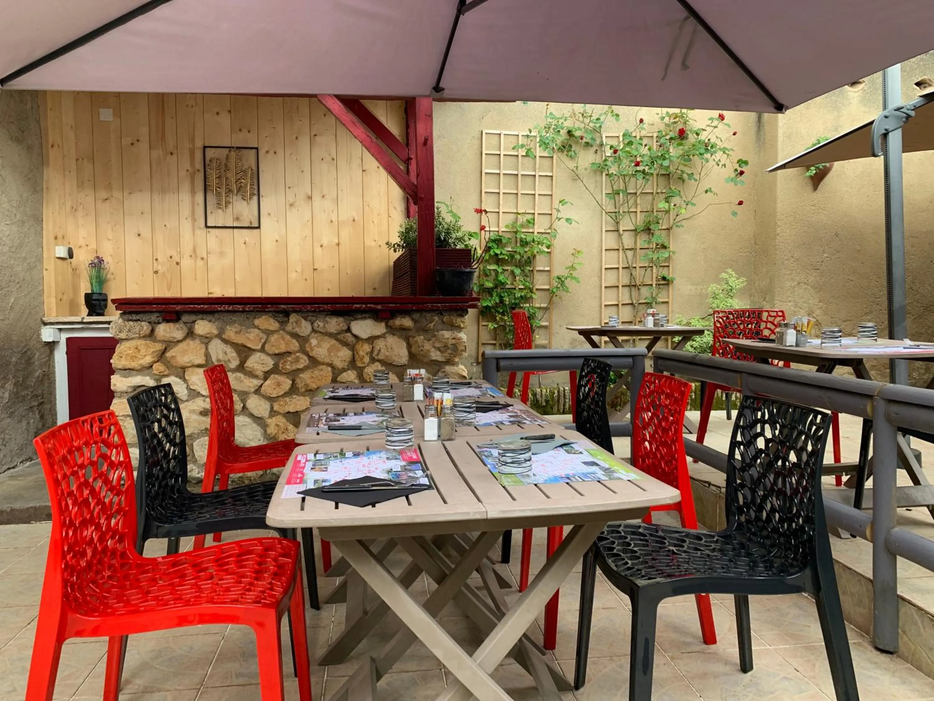 Patio in Hôtel Restaurant de l'Union