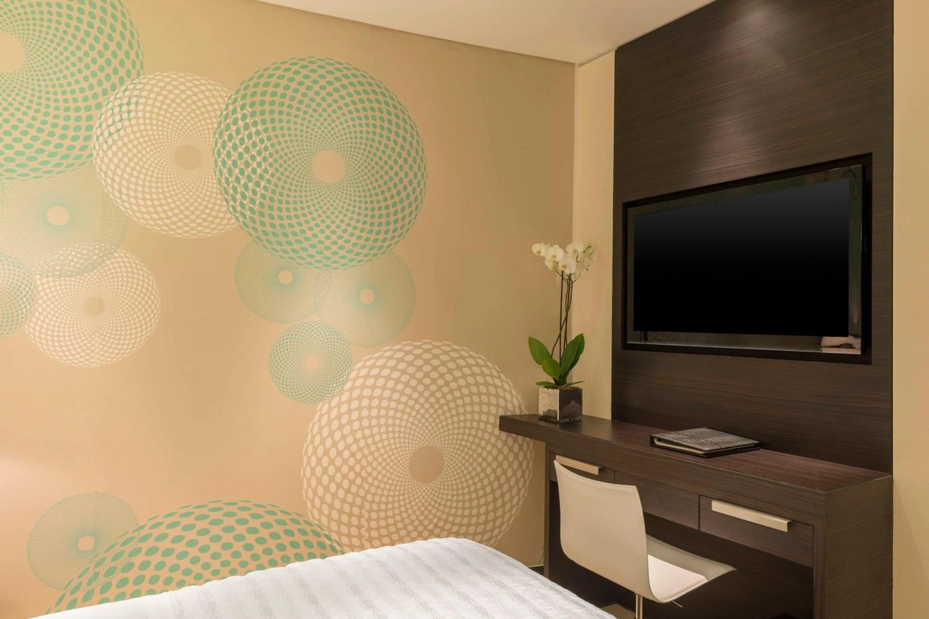 Photo of the whole room, Bed in Le Royal Meridien Beach Resort & Spa Dubai