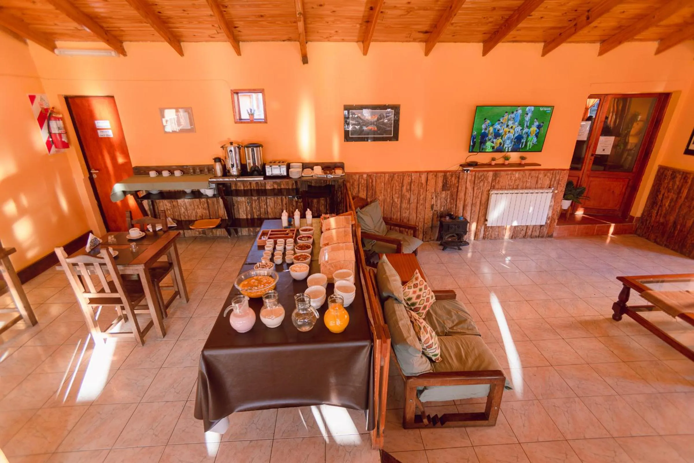 Communal lounge/ TV room in Hosteria LOS ÑIRES