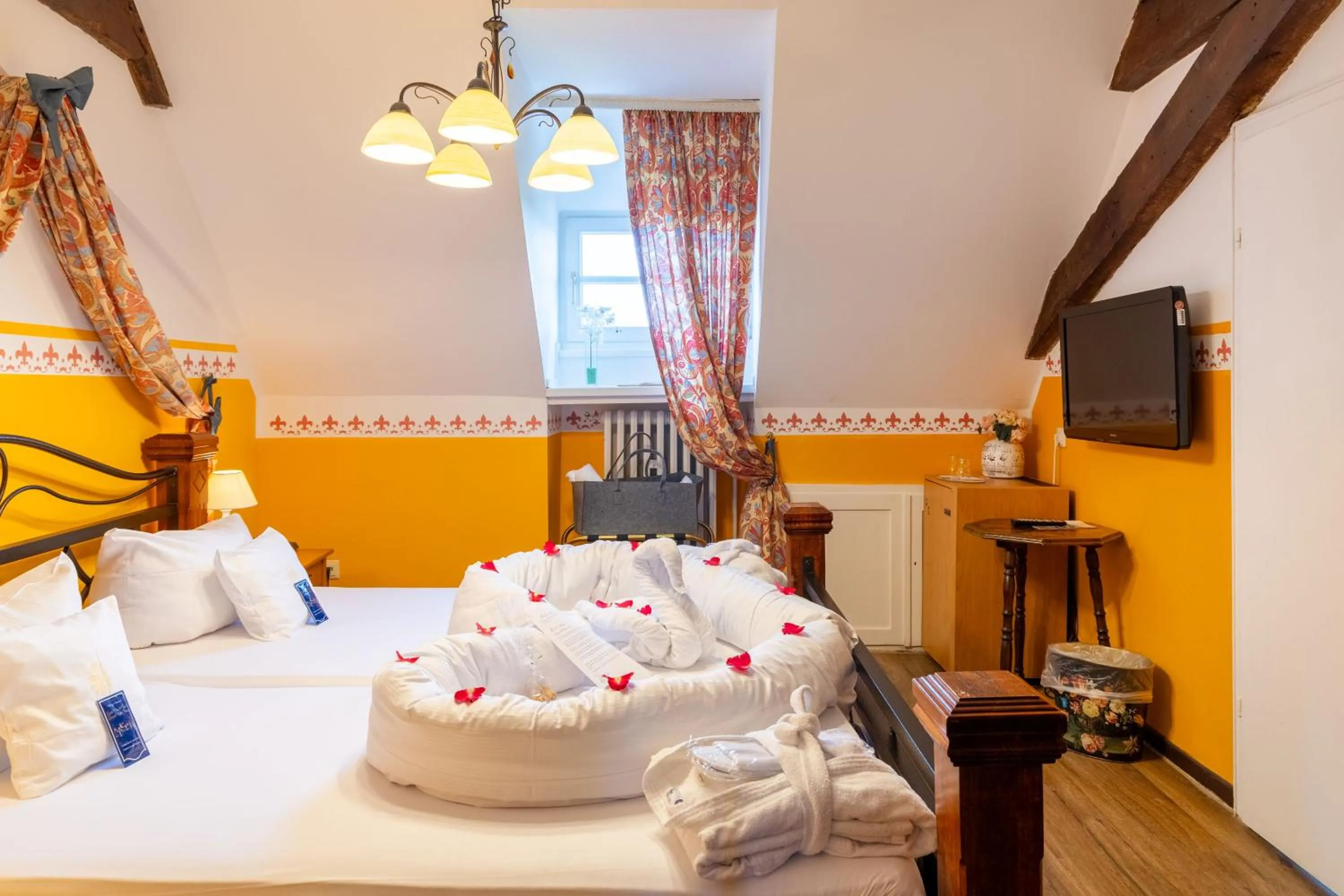 Photo of the whole room, Bed in Hotel Burg Trendelburg