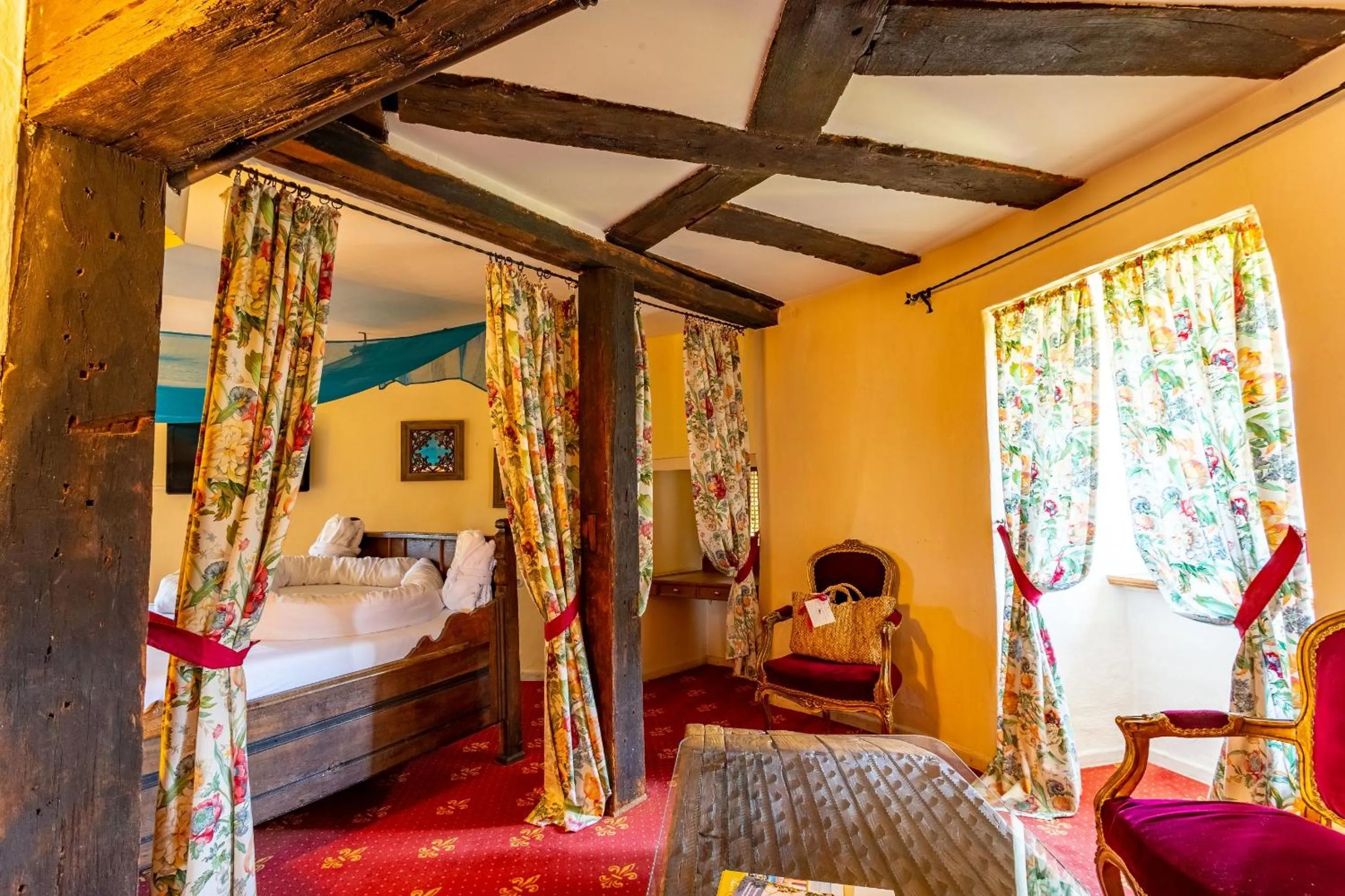 Photo of the whole room, Bed in Hotel Burg Trendelburg