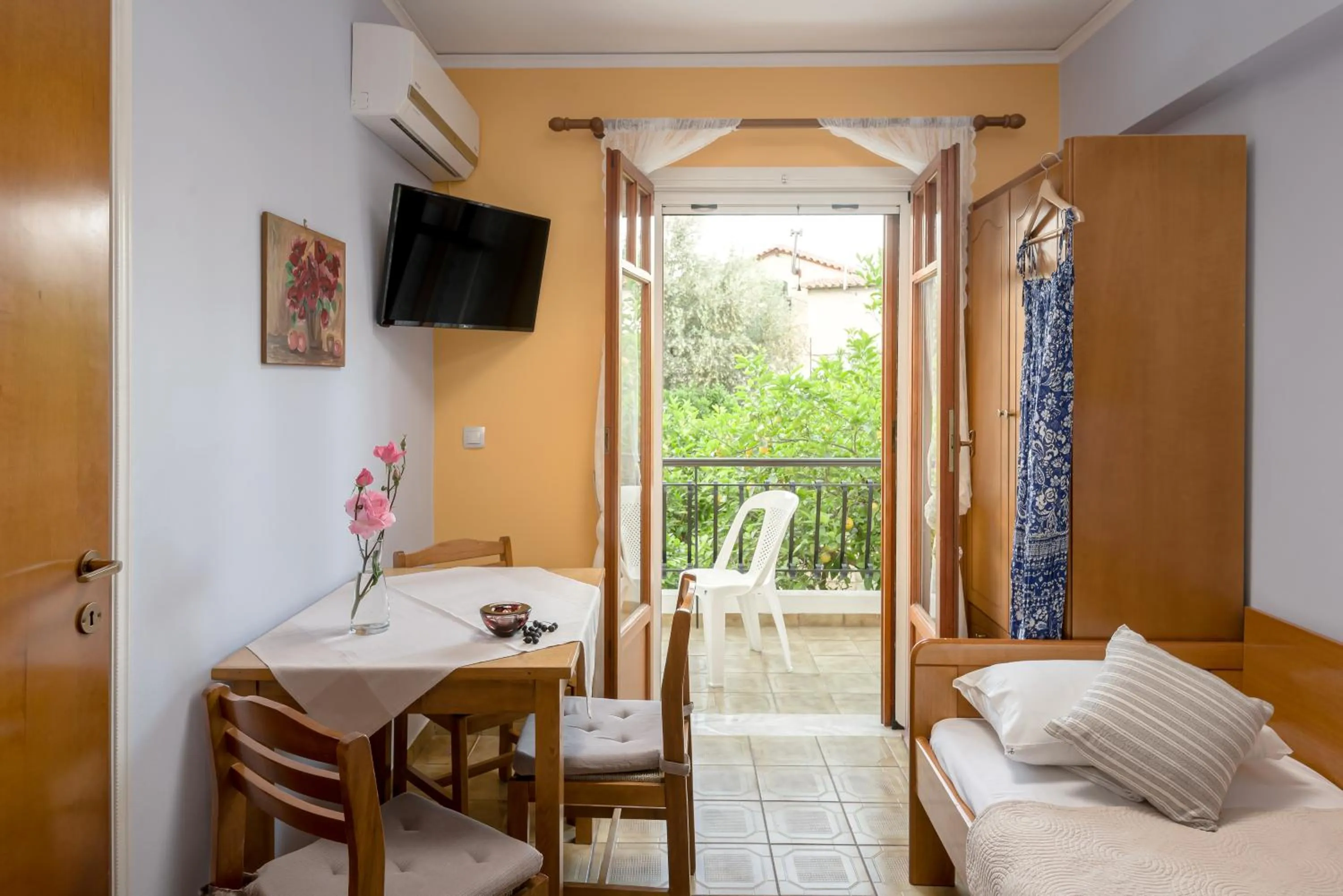 Living room, Bed in Oasis Apartments