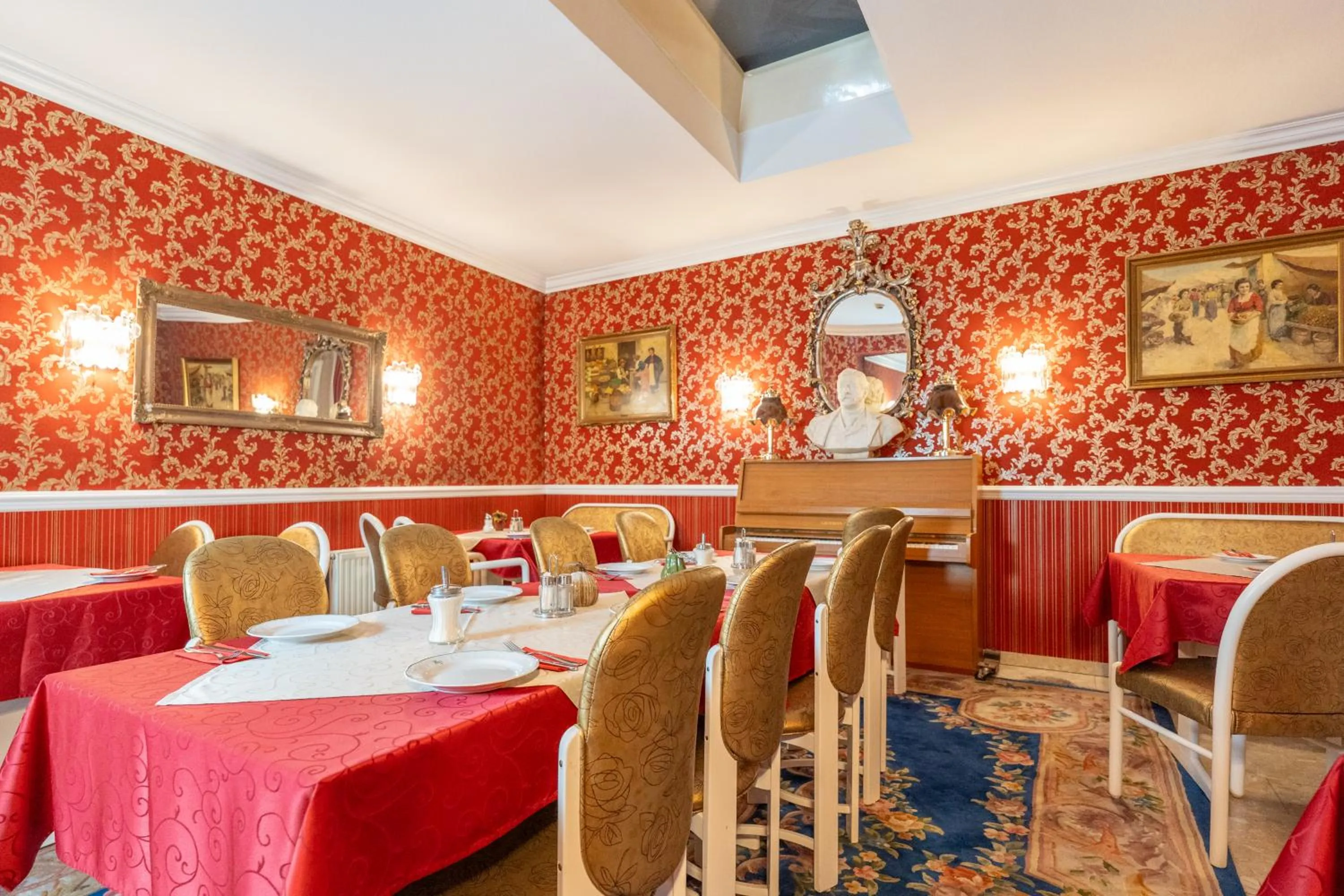 Dining area in Hotel Urania