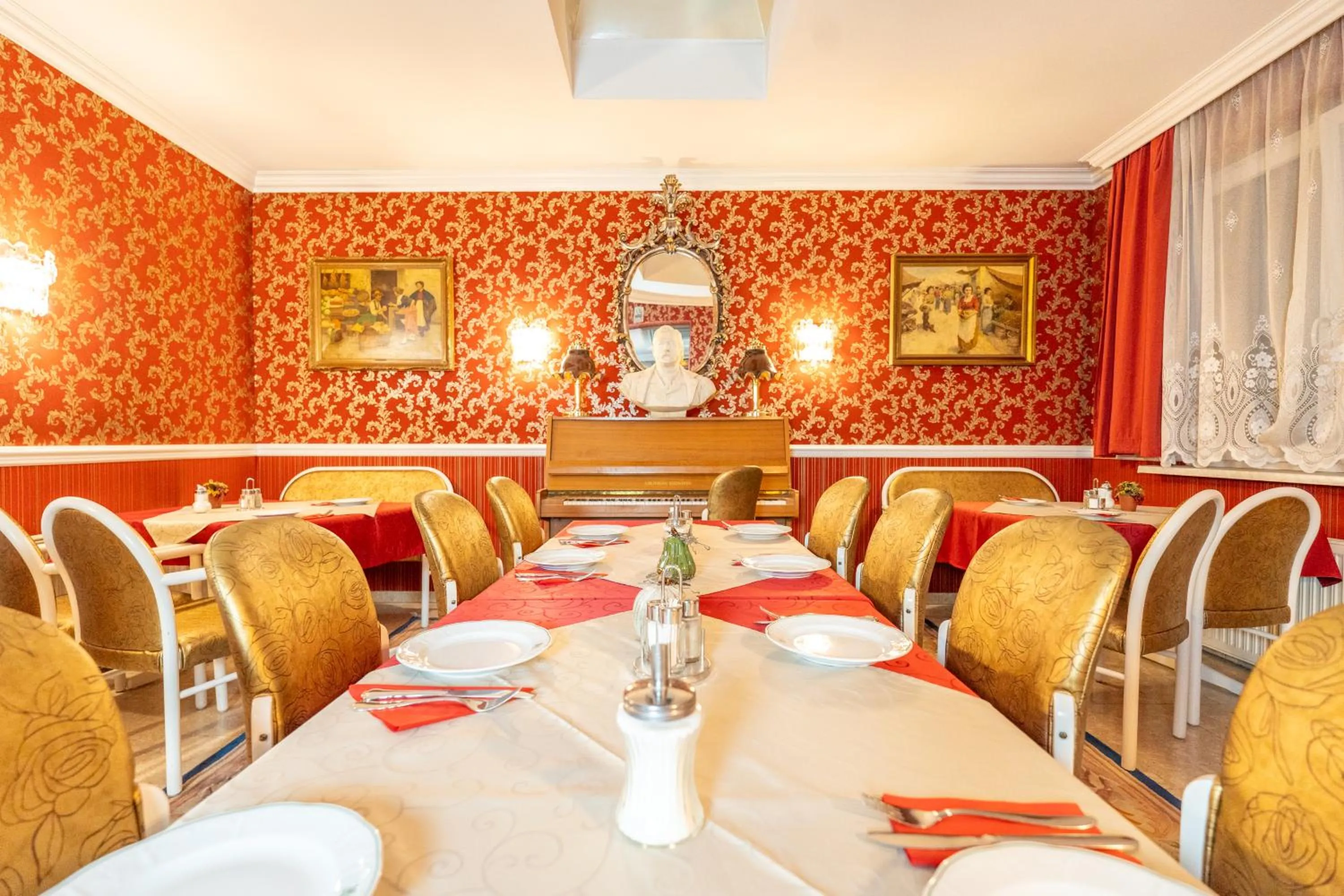 Dining area in Hotel Urania