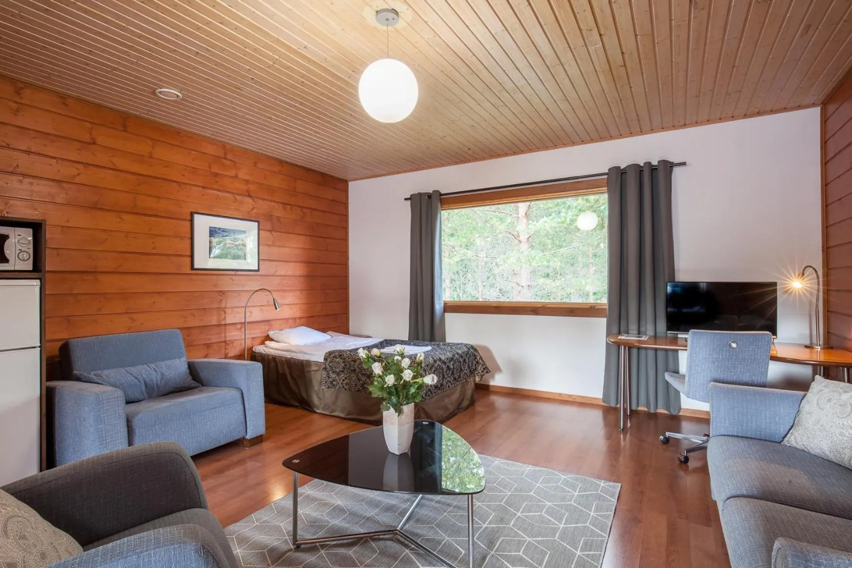 Photo of the whole room in Poukama