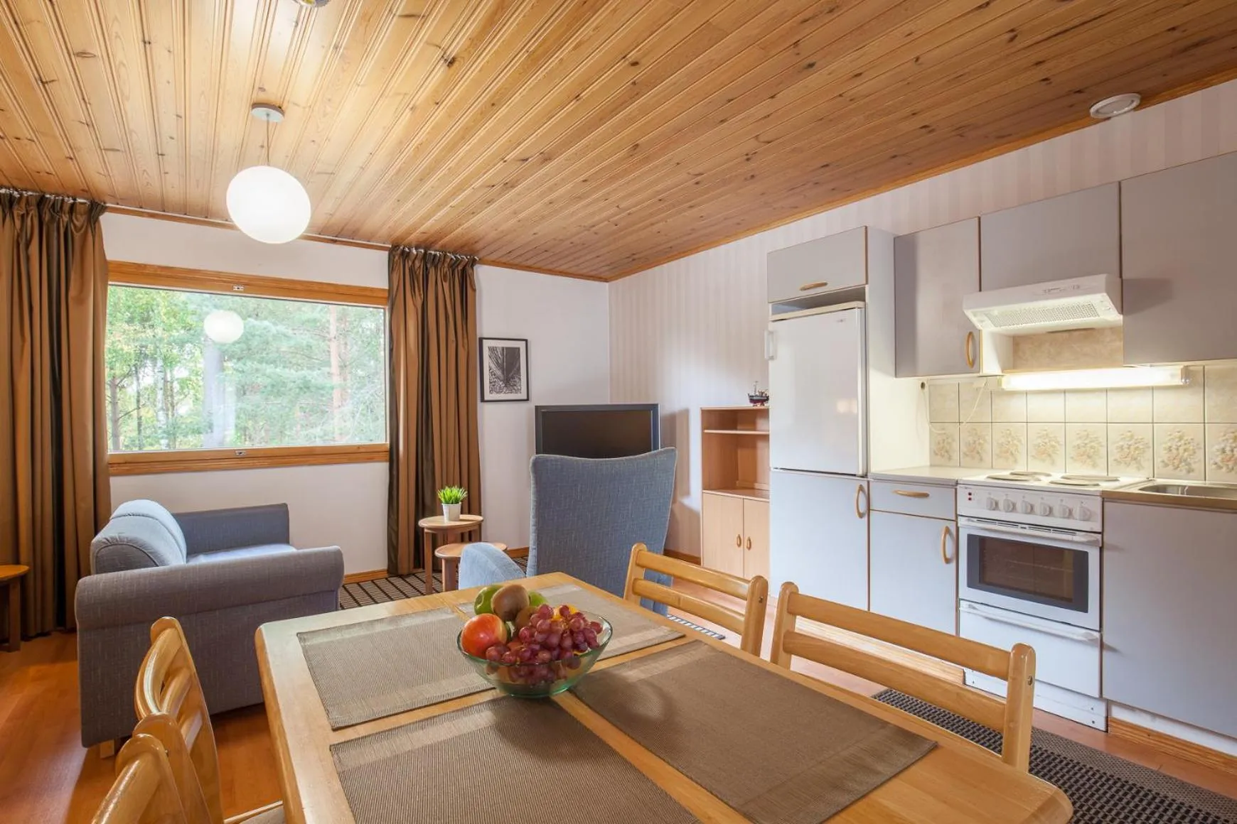 Photo of the whole room in Poukama