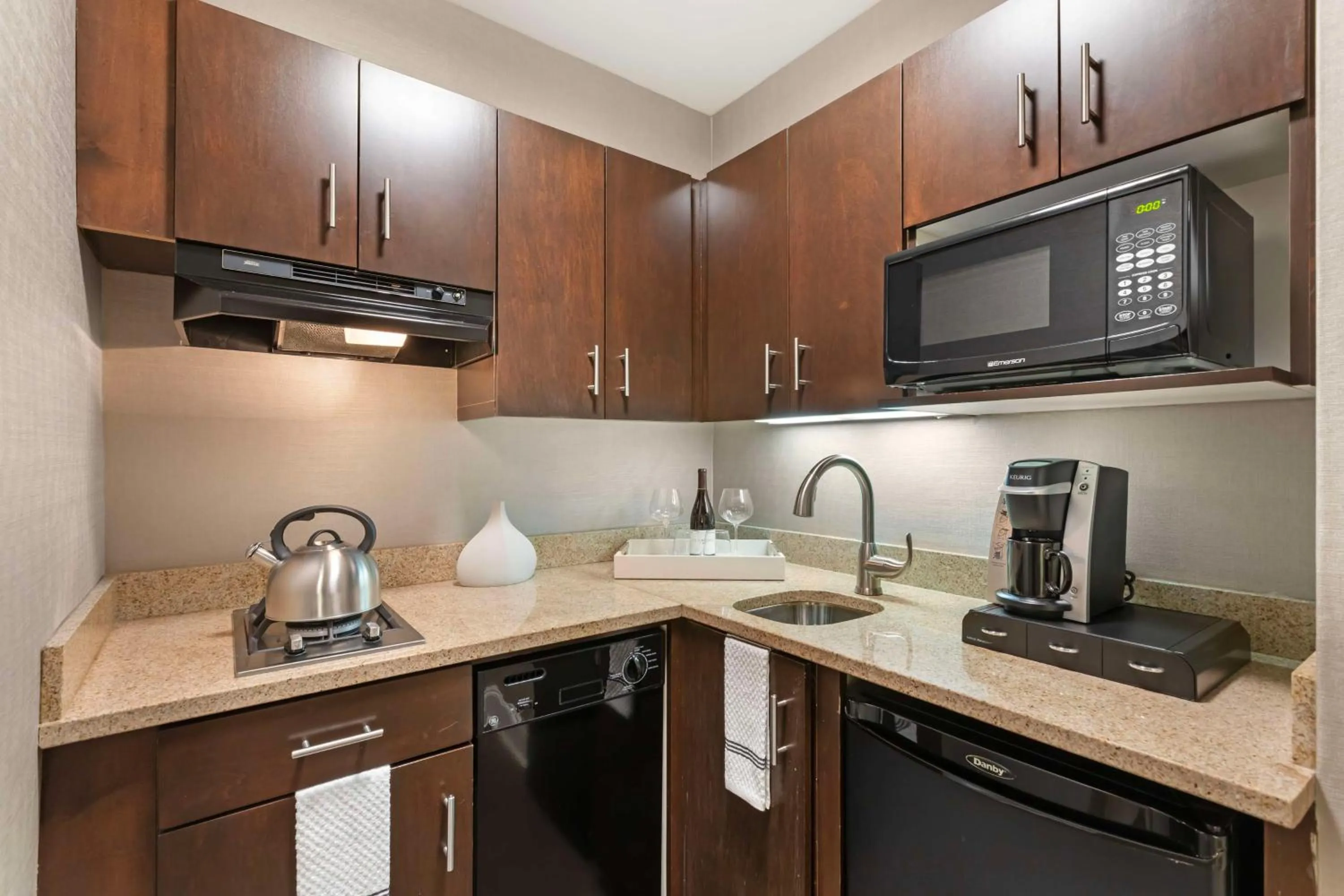 Kitchen or kitchenette in Best Western Plus Hawthorne Terrace Hotel