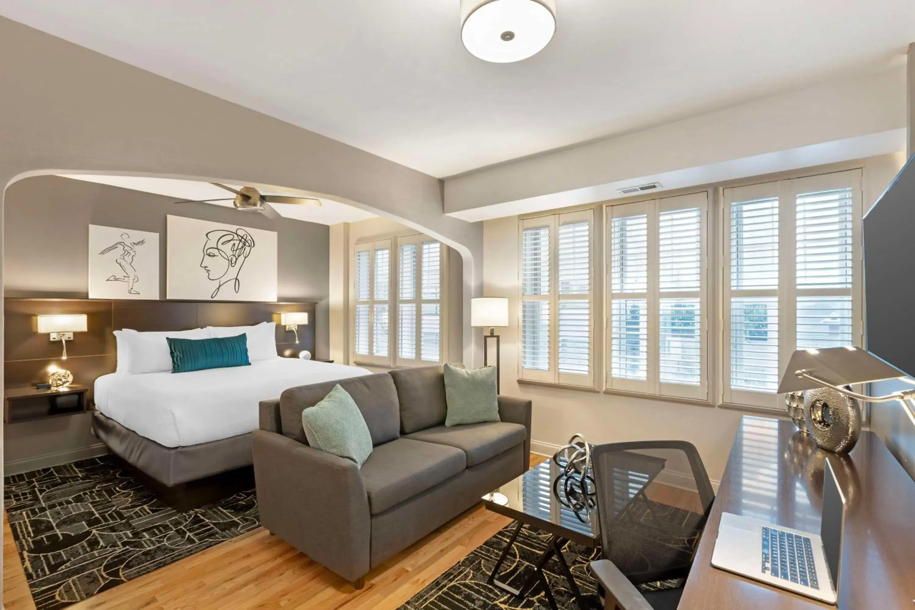 Photo of the whole room, Bed in Best Western Plus Hawthorne Terrace Hotel Photo of the whole room, Bed in Best Western Plus Hawthorne Terrace Hotel