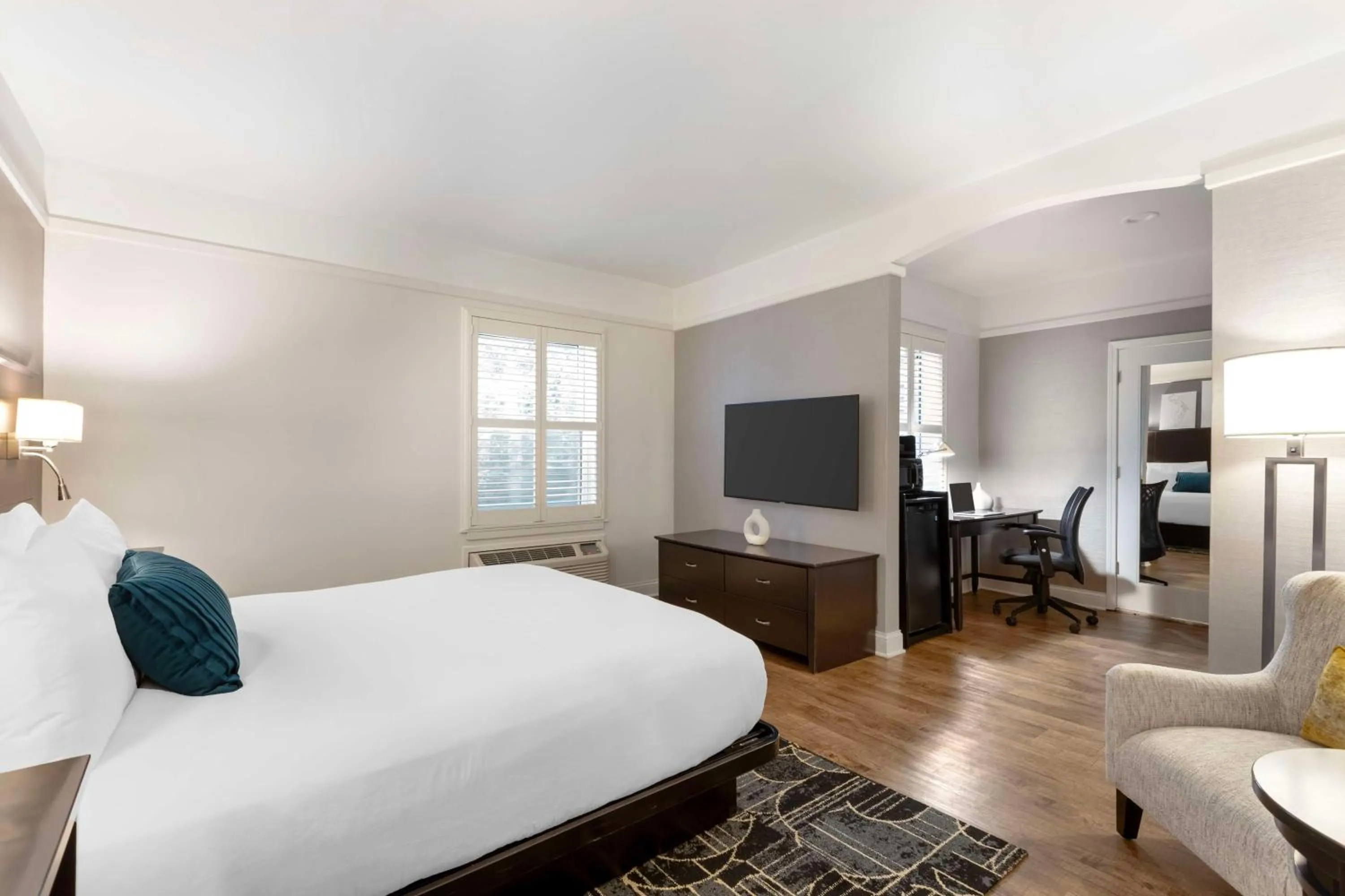 Bedroom, Bed in Best Western Plus Hawthorne Terrace Hotel