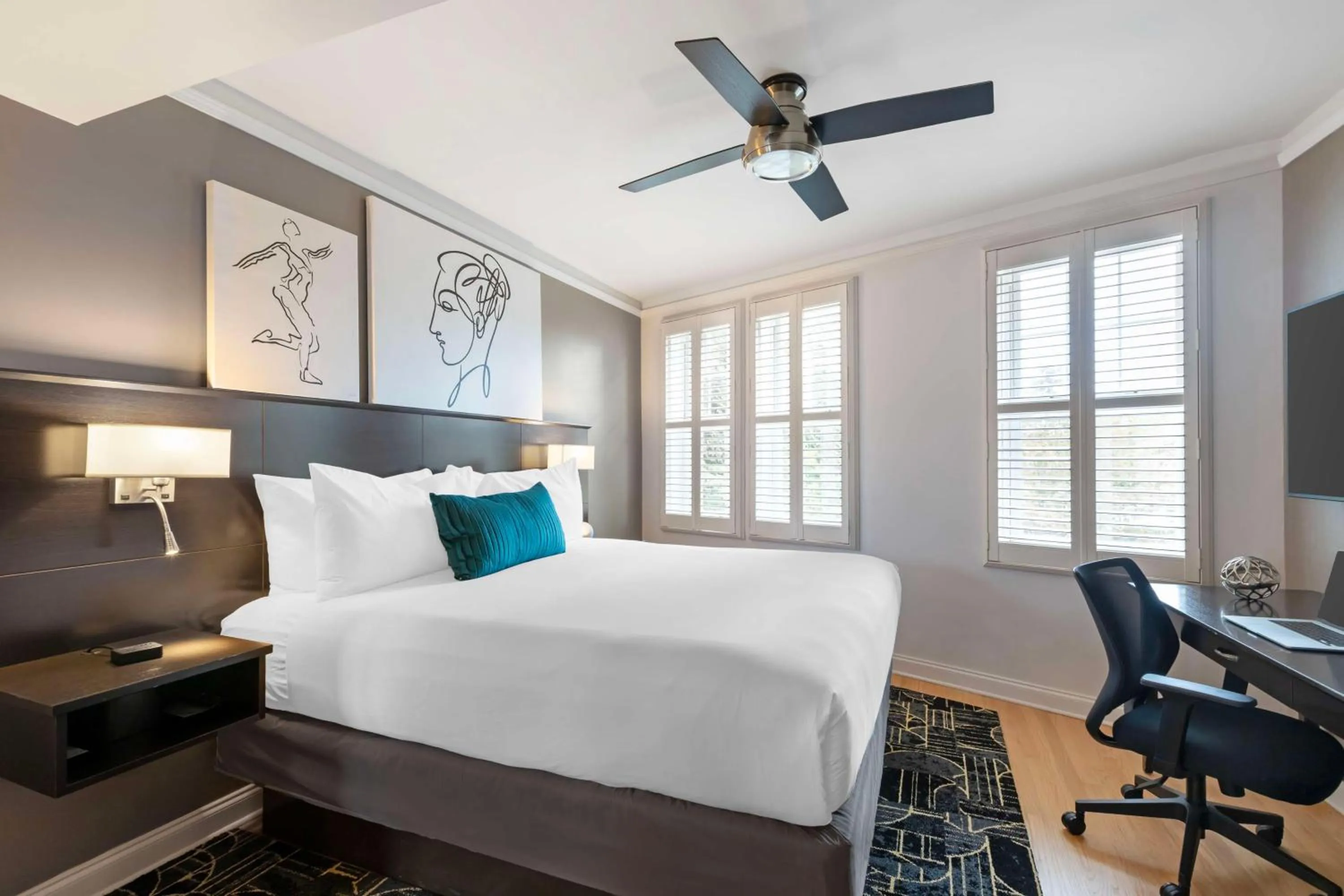 Photo of the whole room, Bed in Best Western Plus Hawthorne Terrace Hotel