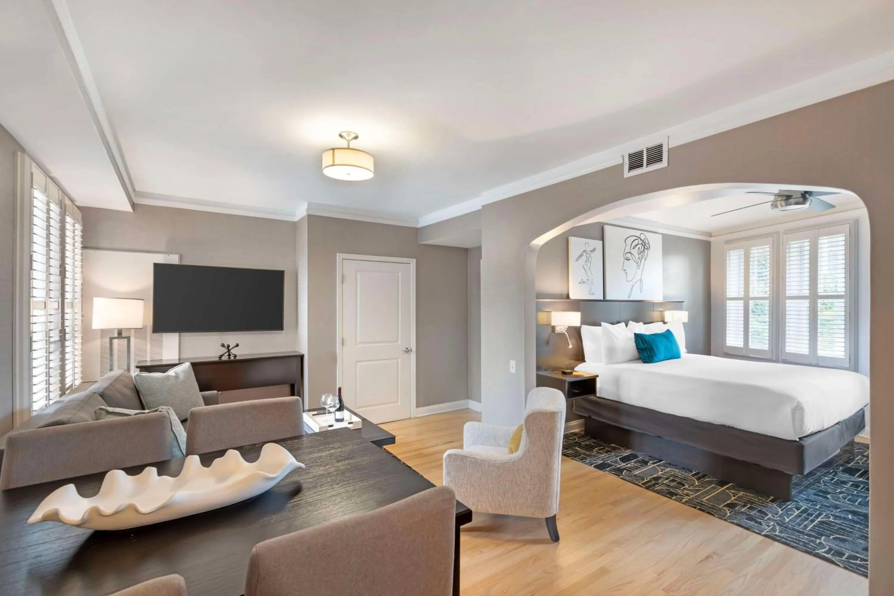 Photo of the whole room, Bed in Best Western Plus Hawthorne Terrace Hotel