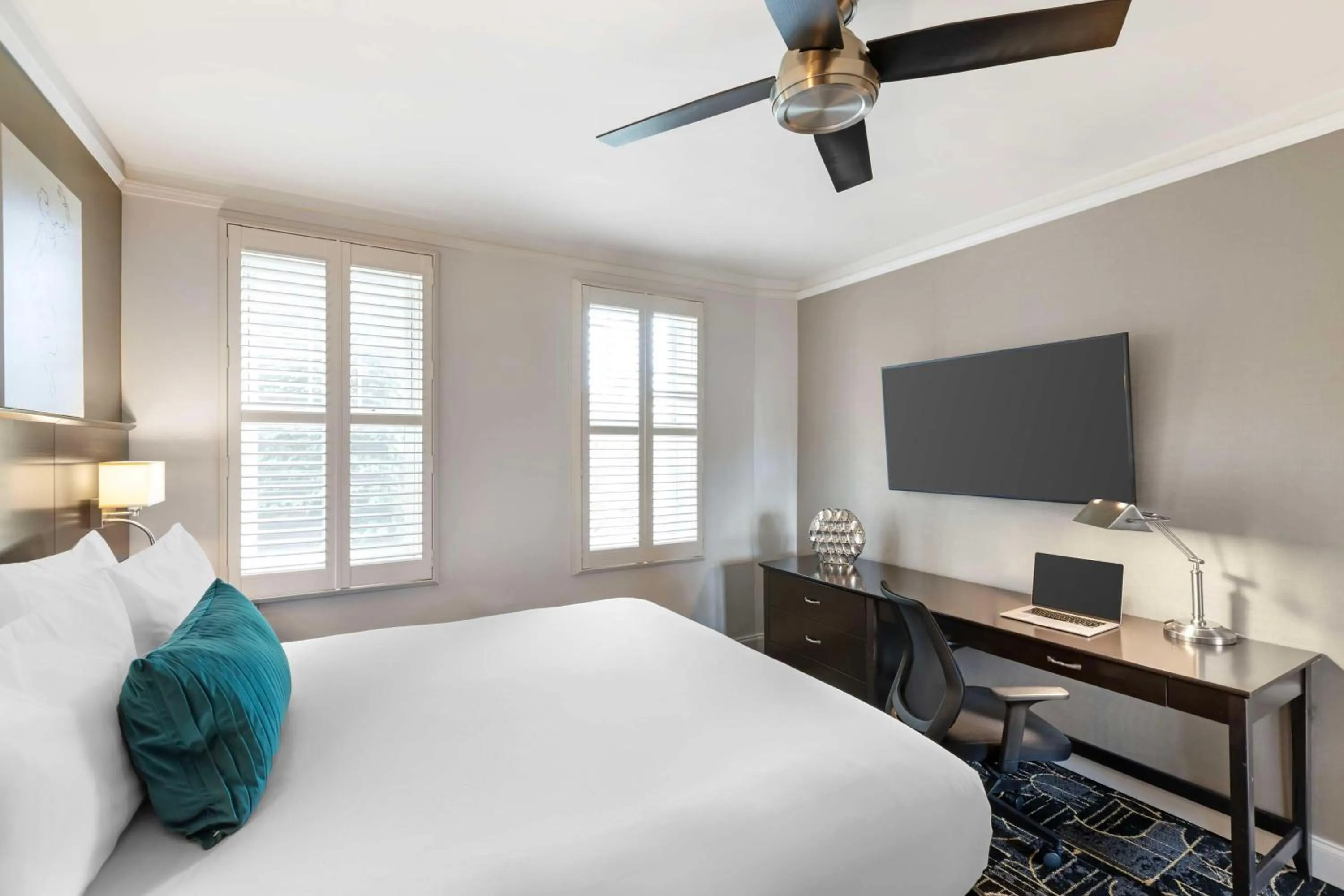 Photo of the whole room, Bed in Best Western Plus Hawthorne Terrace Hotel