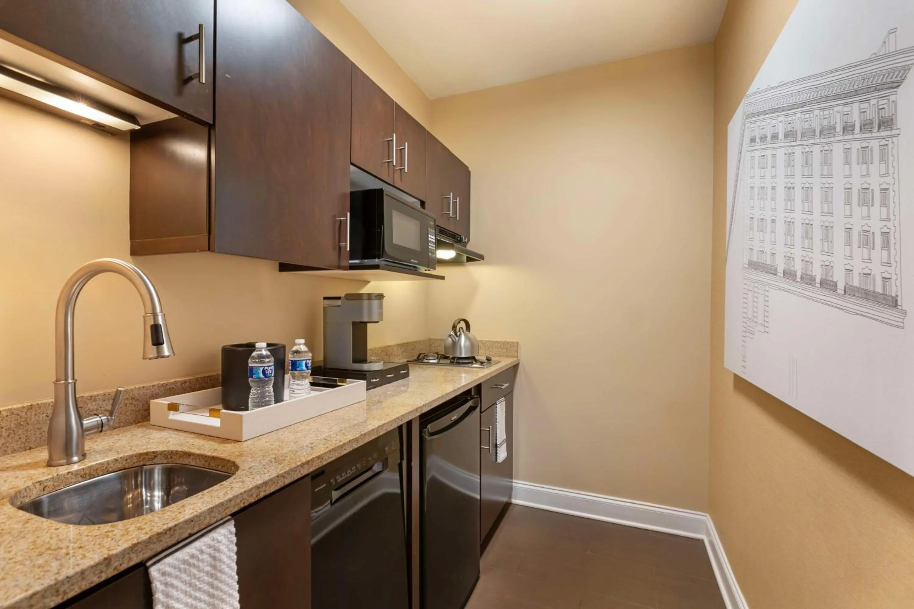 Kitchen or kitchenette in Best Western Plus Hawthorne Terrace Hotel