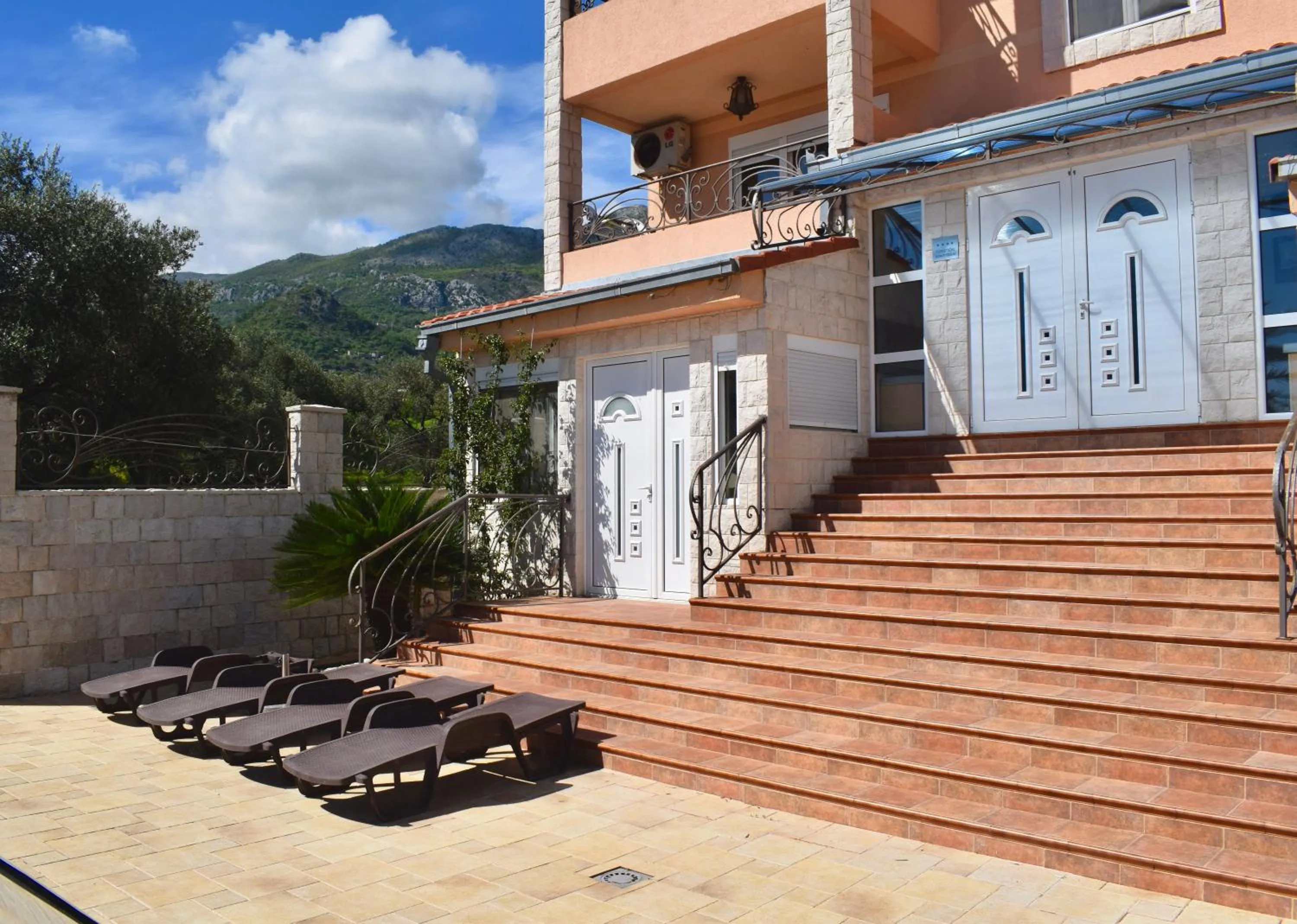 Facade/entrance in Villa Dolphin Apartments