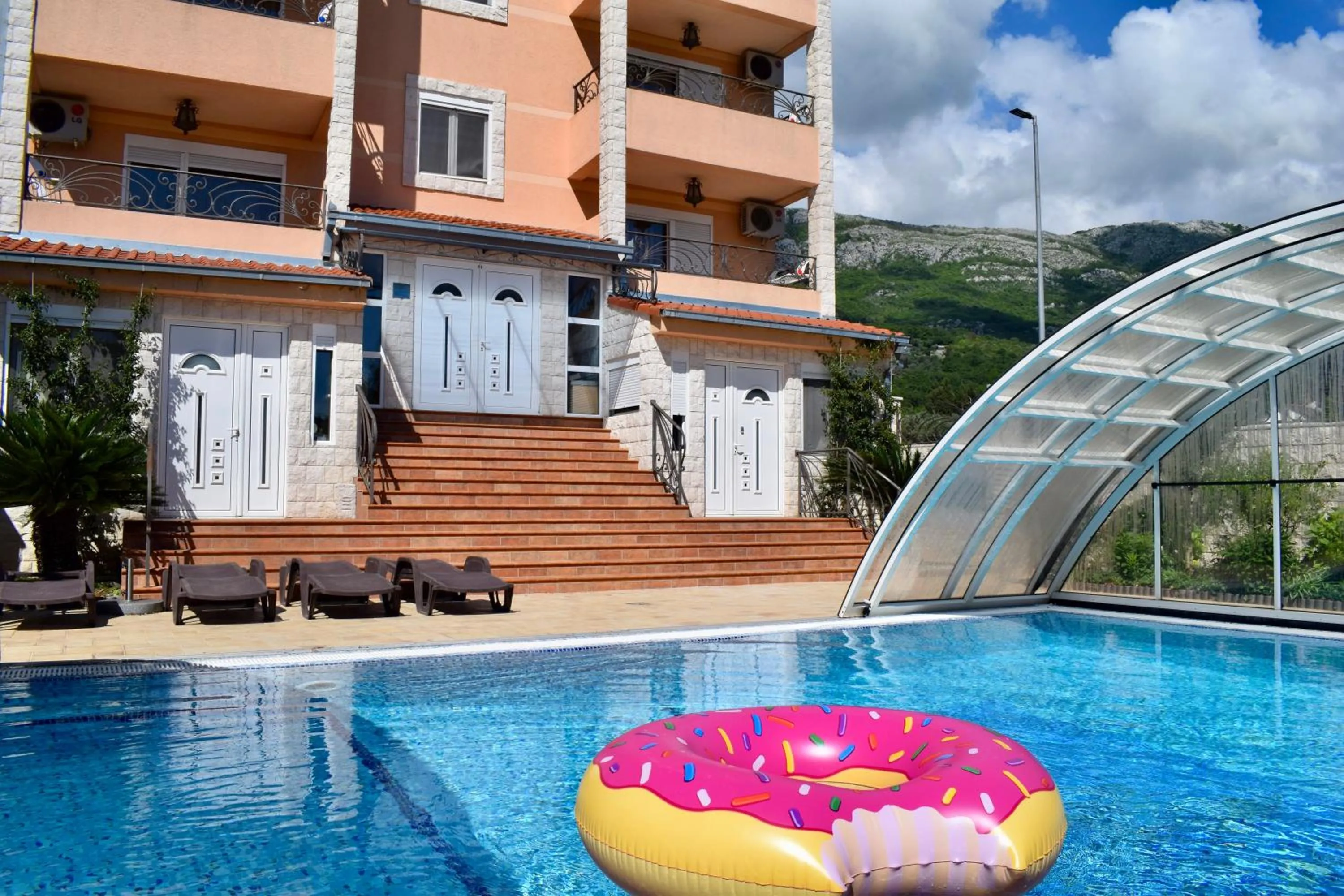 Property building in Villa Dolphin Apartments