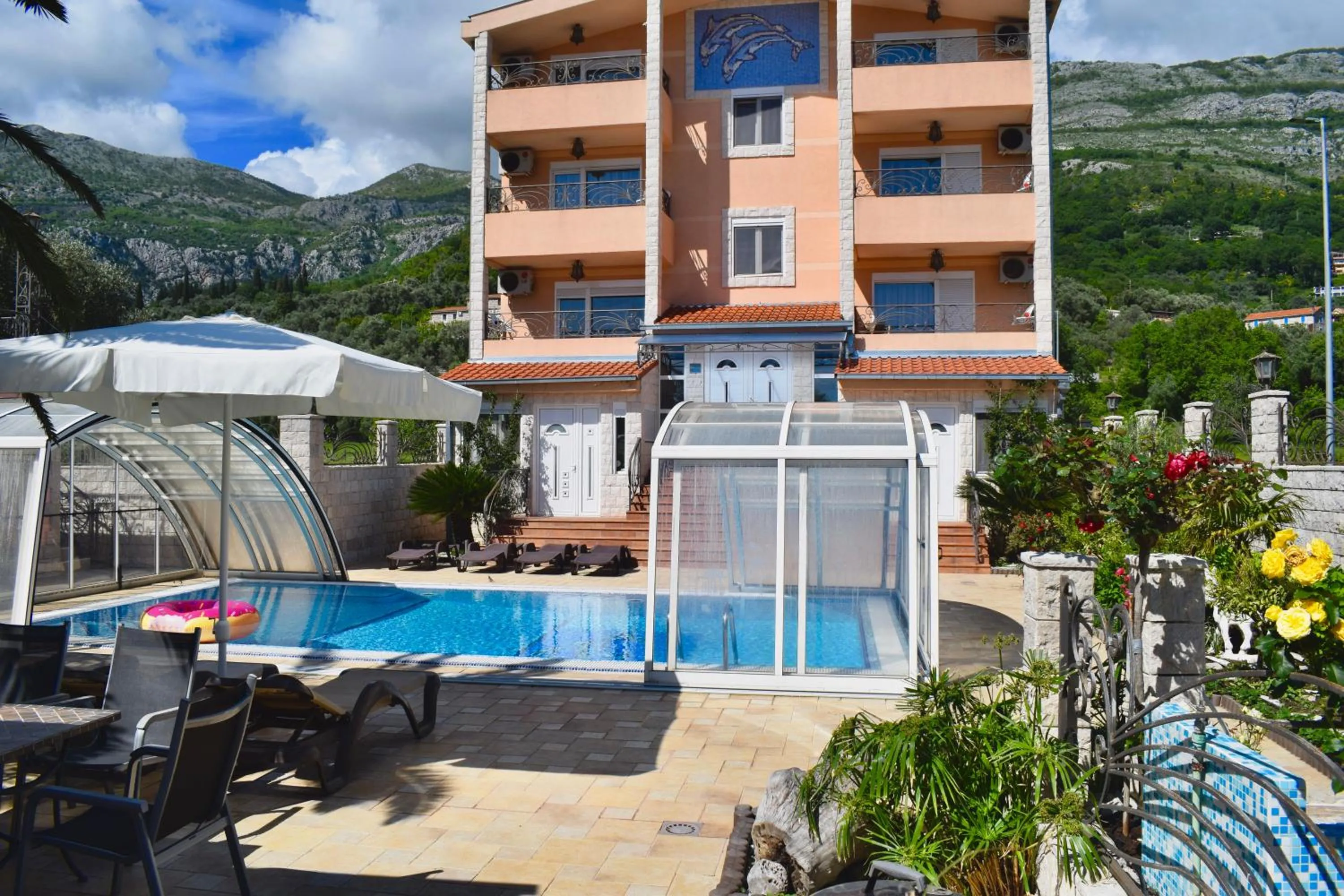 Property building in Villa Dolphin Apartments
