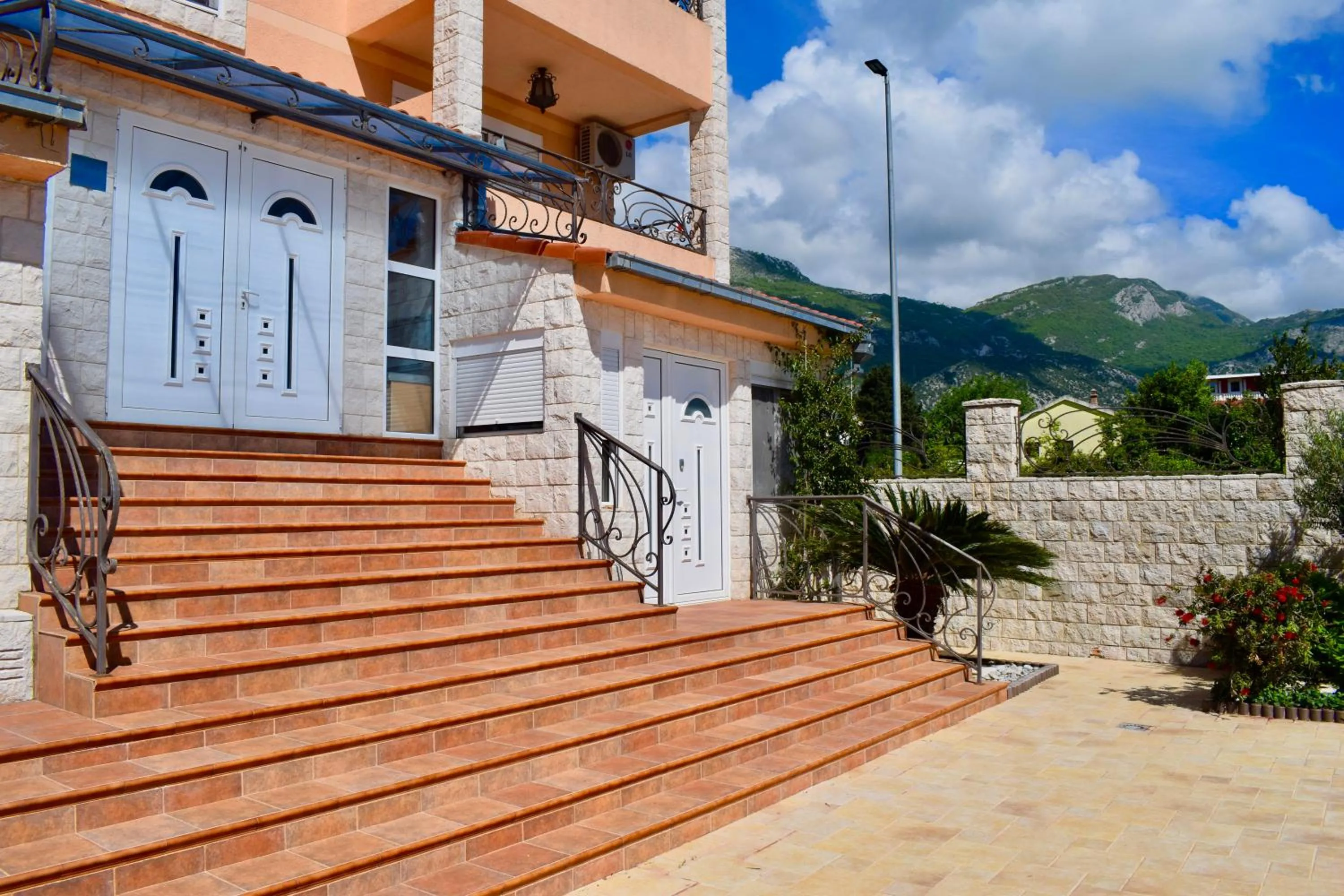 Facade/entrance in Villa Dolphin Apartments