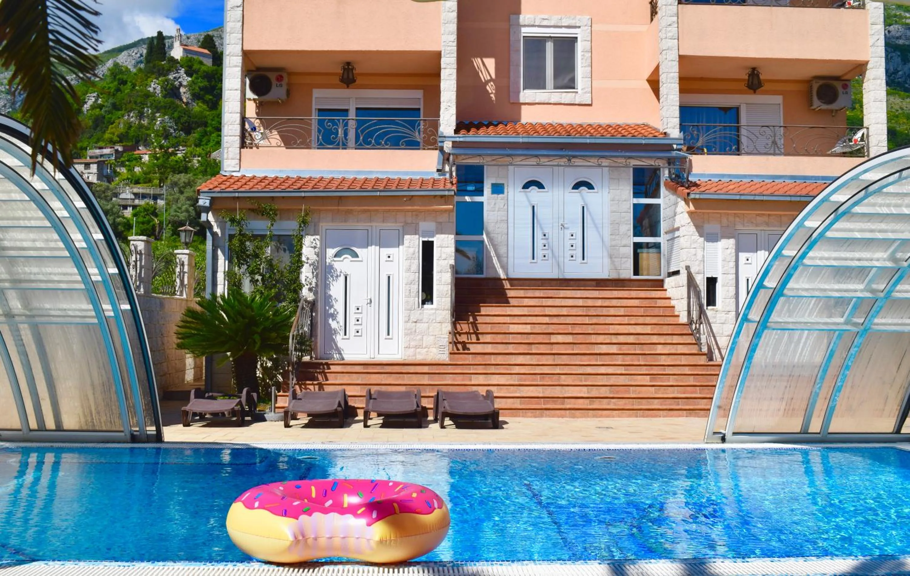 Property building in Villa Dolphin Apartments