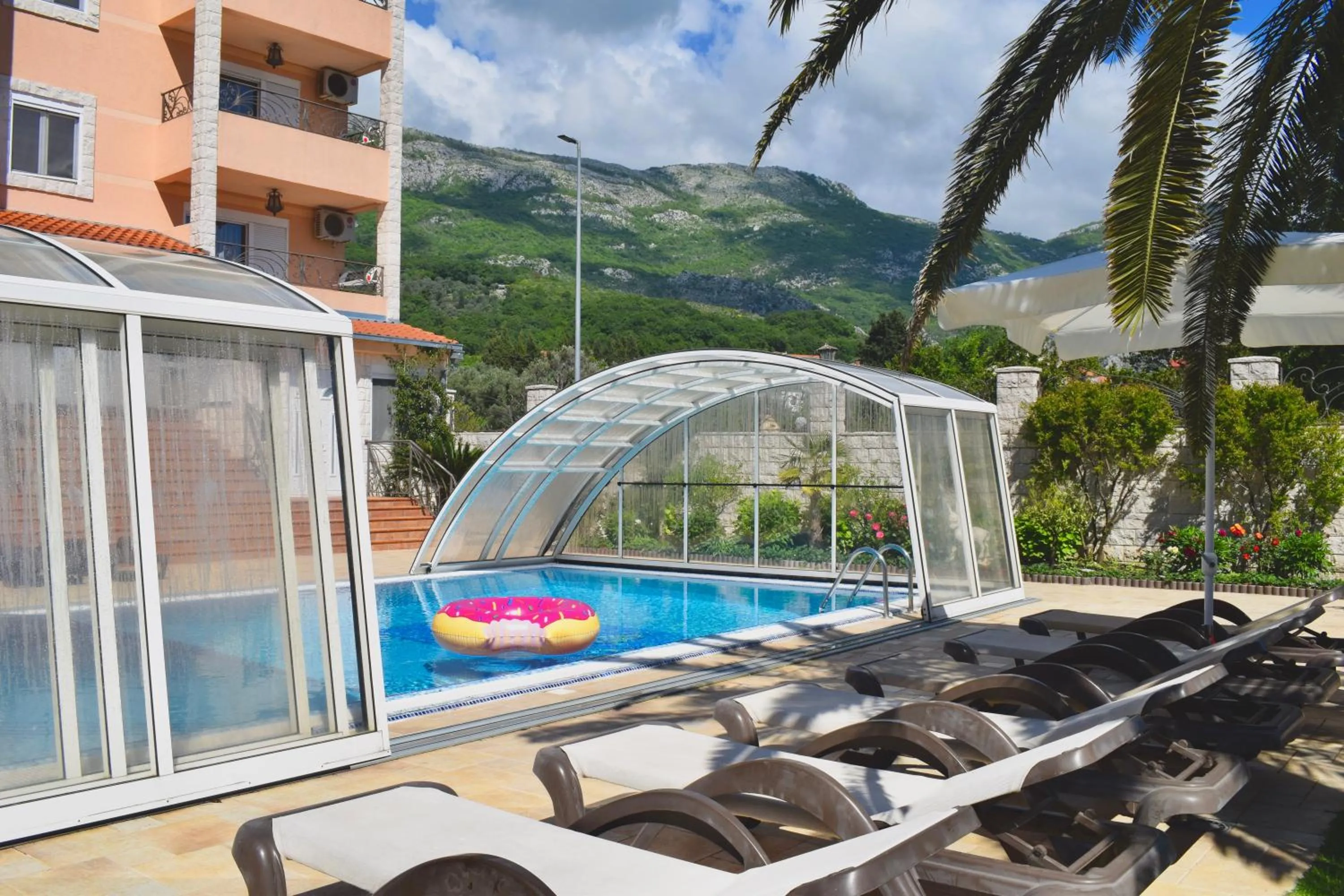 Swimming pool in Villa Dolphin Apartments