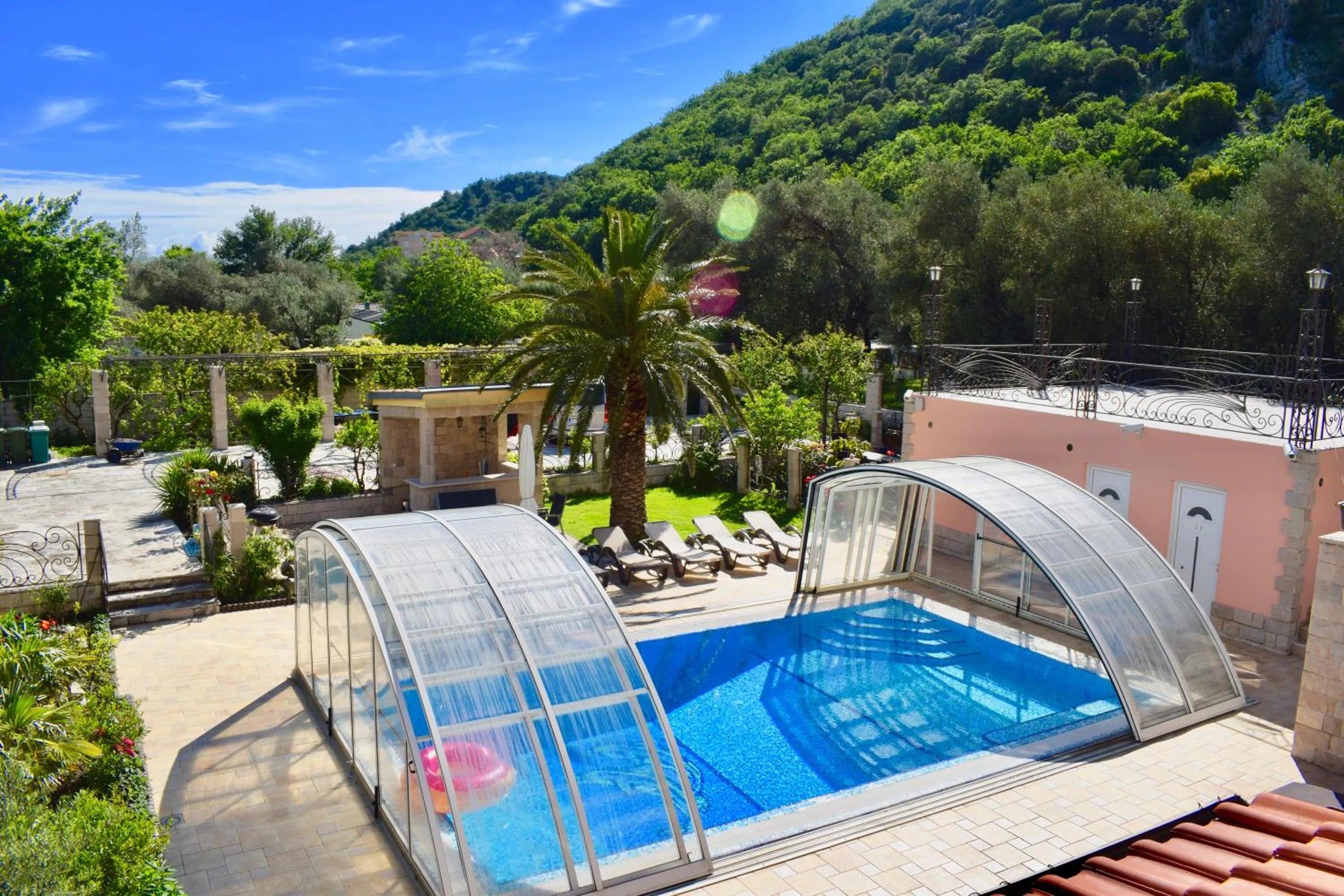 Swimming pool in Villa Dolphin Apartments
