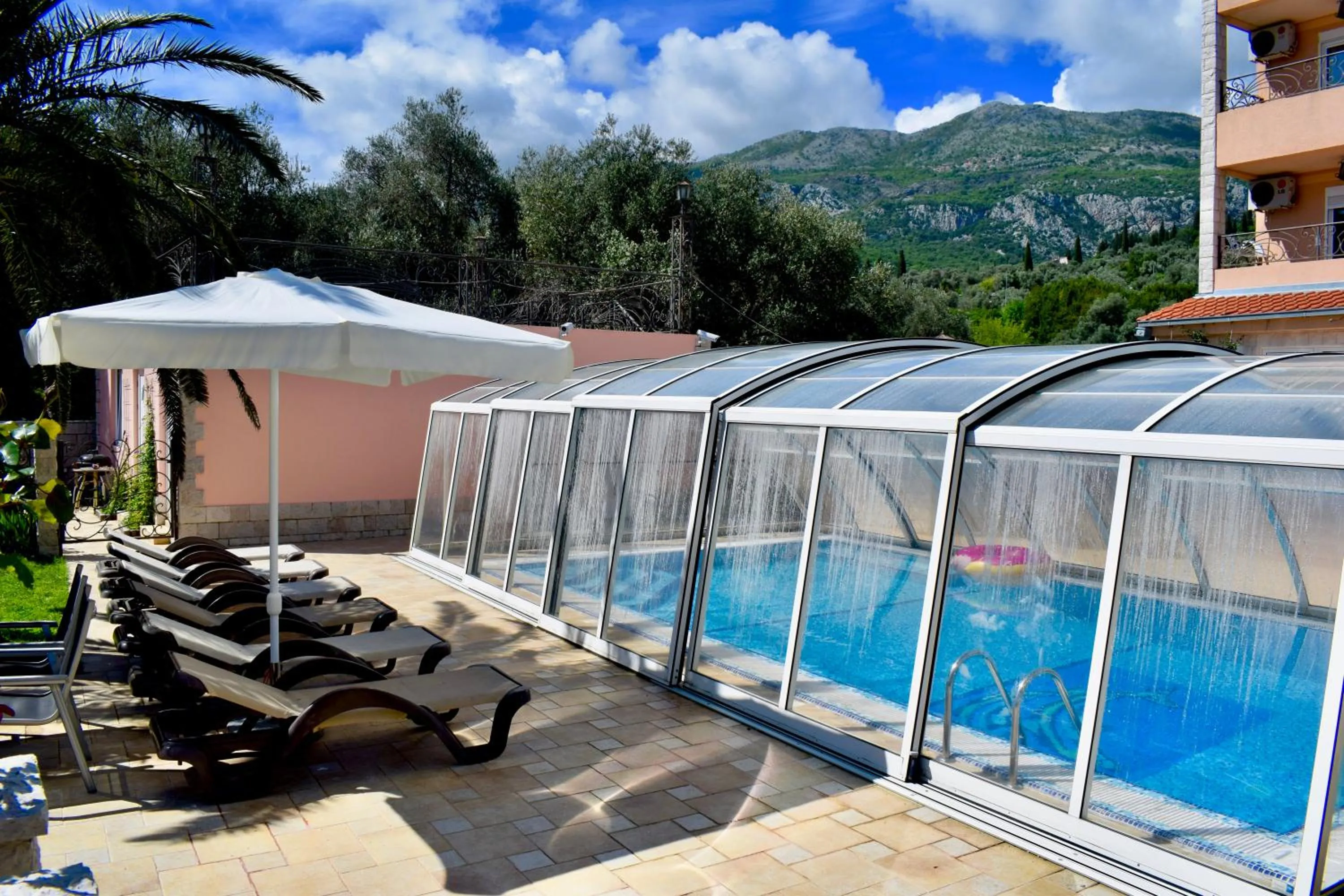Swimming pool in Villa Dolphin Apartments
