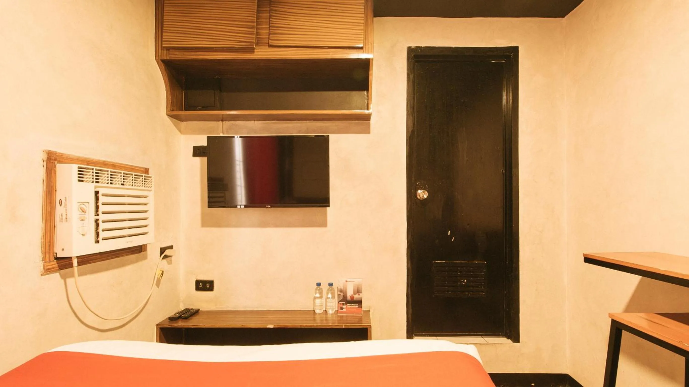 TV and multimedia, Bed in RedDoorz @ Good 101 Quiricada Manila