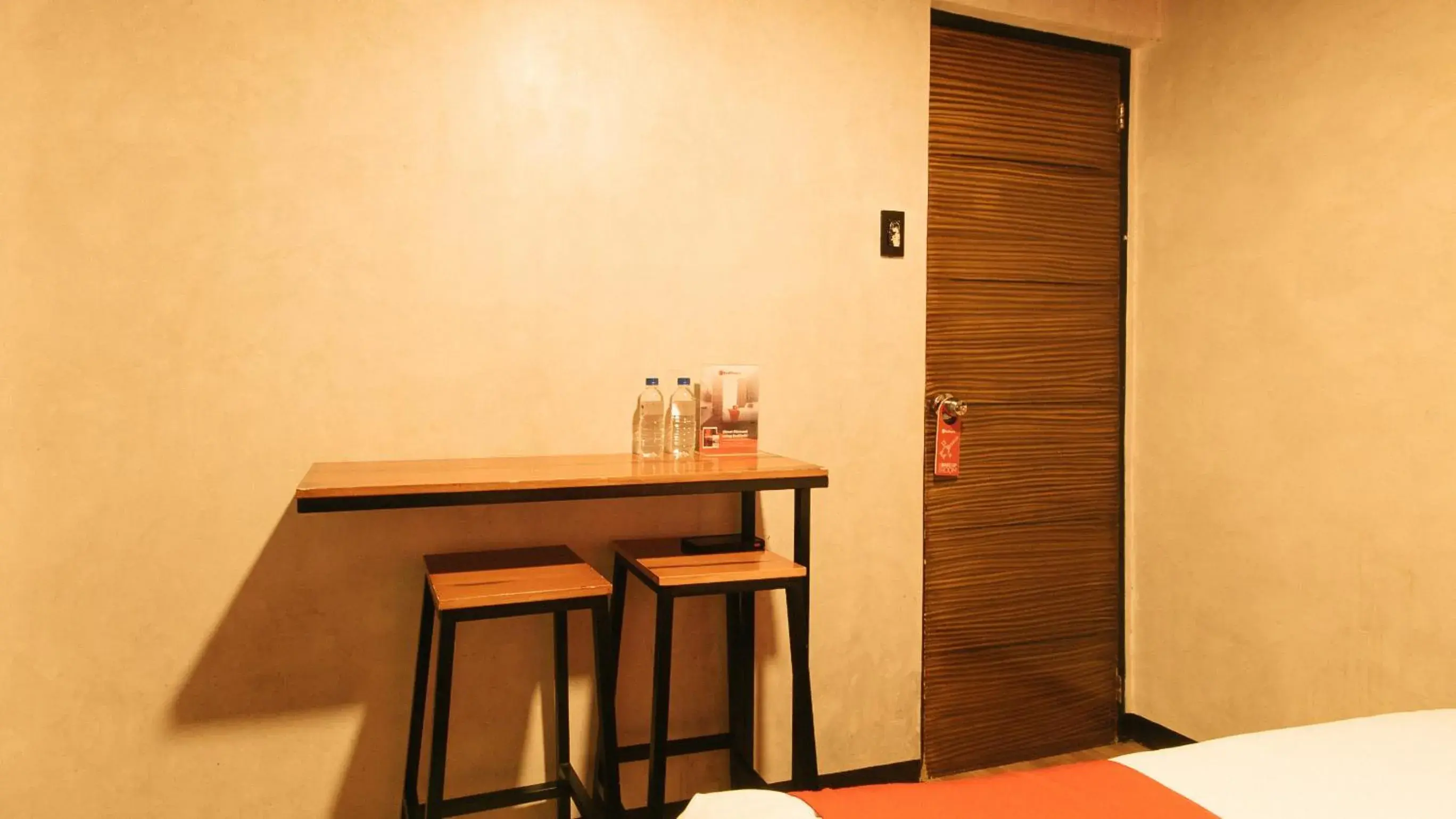 Seating area, Bed in RedDoorz @ Good 101 Quiricada Manila Seating area, Bed in RedDoorz @ Good 101 Quiricada Manila