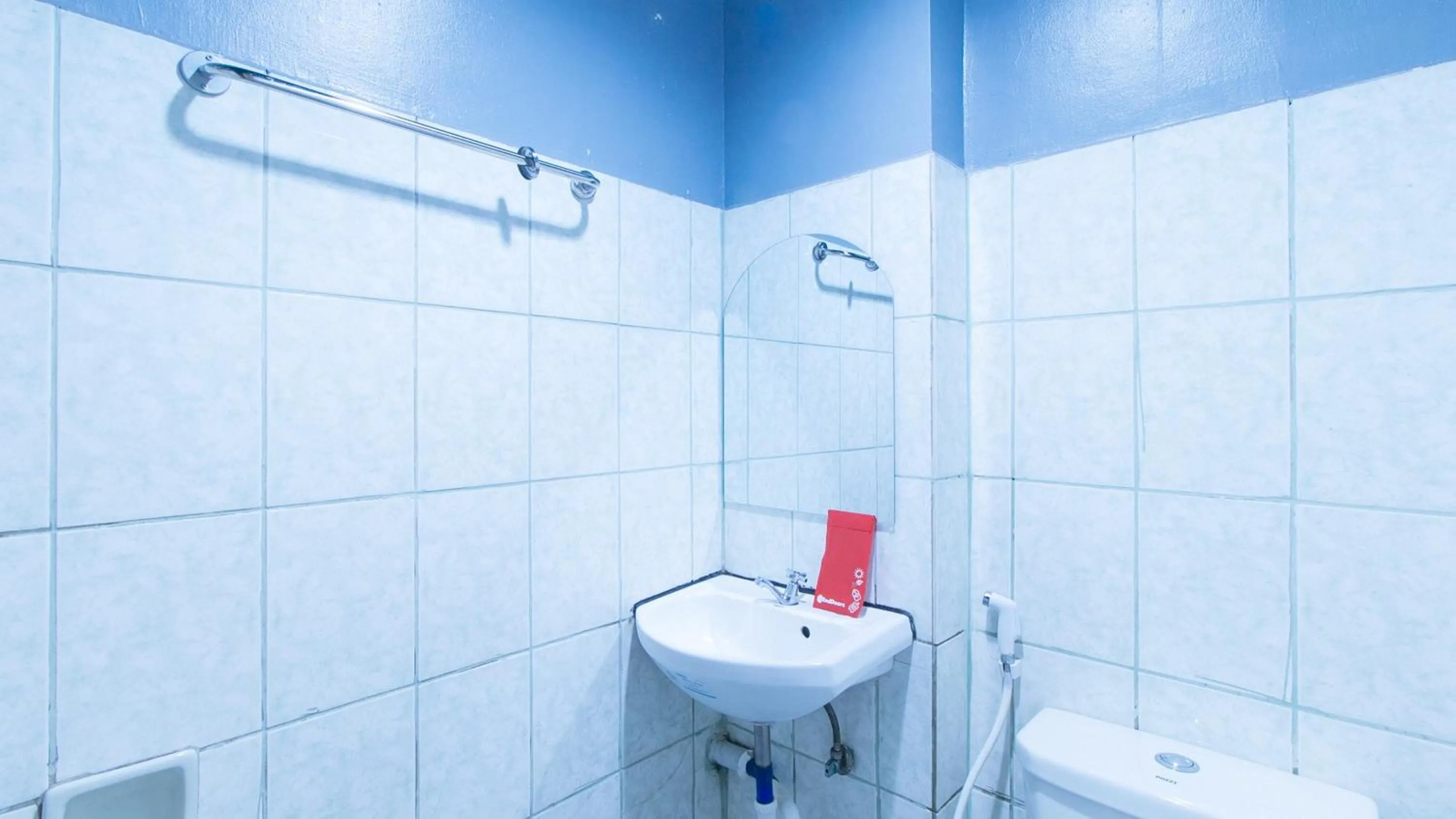 Bathroom in RedDoorz @ Good 101 Quiricada Manila