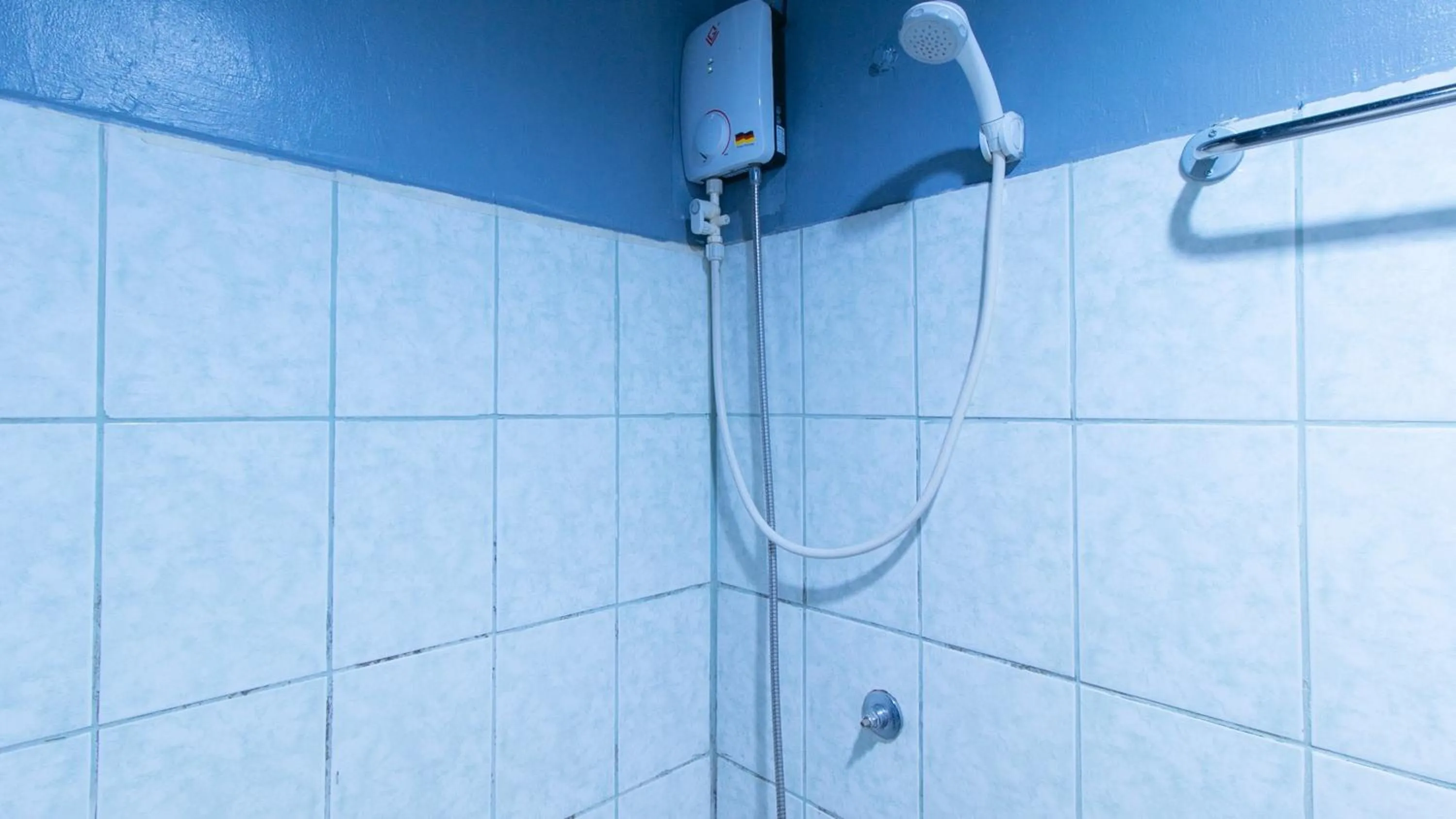 Shower in RedDoorz @ Good 101 Quiricada Manila